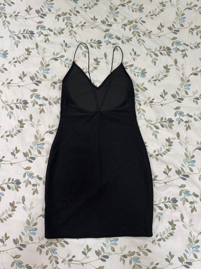 H&M Black Glittery Mini Dress (Category: Dresses) located in Antipolo. Submitted by nbrns (Listing ID 1418322499, Image 2). Description: - H&M - Black glittery mini dress - Size small - V-neckline - Spaghetti straps - Low back.