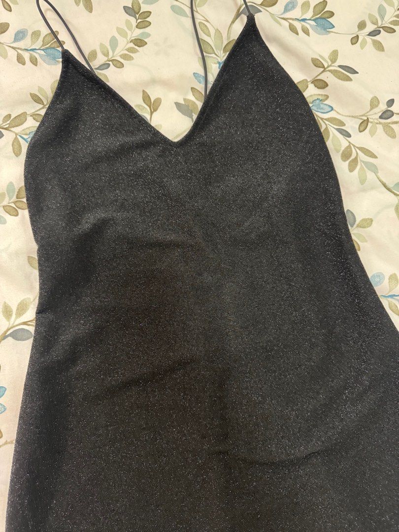 H&M Black Glittery Mini Dress (Category: Dresses) located in Antipolo. Submitted by nbrns (Listing ID 1418322499, Image 3). Description: - H&M - Black glittery mini dress - Size small - V-neckline - Spaghetti straps - Low back.