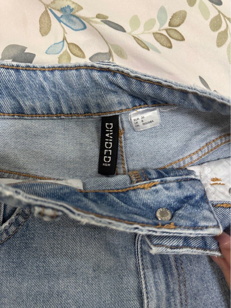 H&M High-waisted Denim Shorts (Category: Shorts) located in Antipolo. Submitted by nbrns (Listing ID 1418353208, Image 3). Description: - H&M - High-waisted - Rolled-up cuffs - Front and back pockets - Button and zipper closure - Size 36 - Perfect for casual wear.