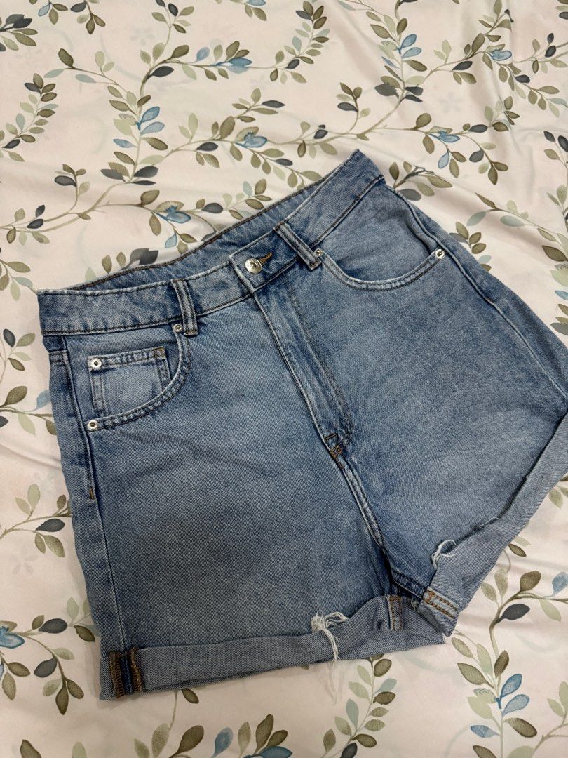 H&M High-waisted Denim Shorts (Category: Shorts) located in Antipolo. Submitted by nbrns (Listing ID 1418353208, Image 2). Description: - H&M - High-waisted - Rolled-up cuffs - Front and back pockets - Button and zipper closure - Size 36 - Perfect for casual wear.