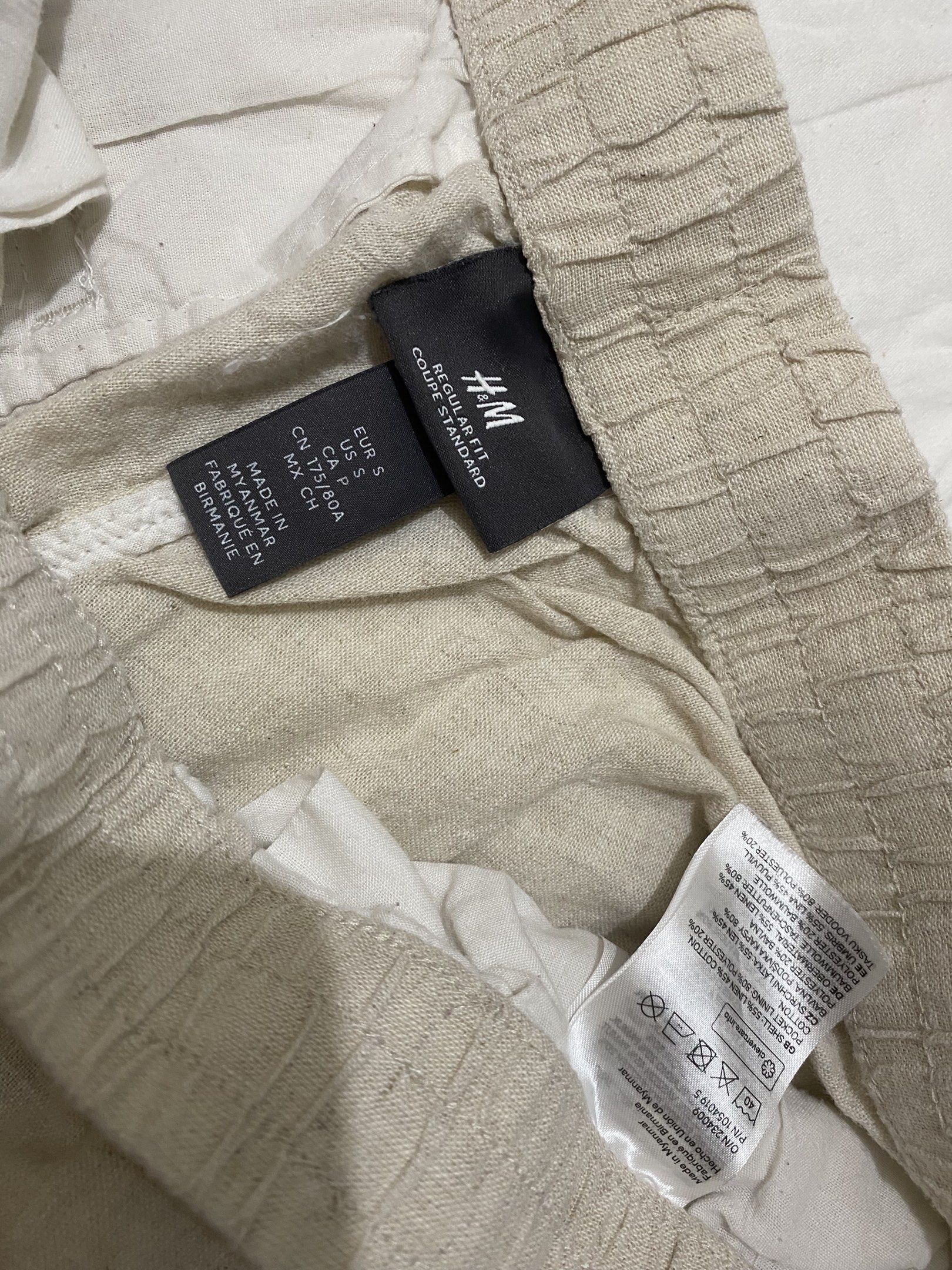 H&M Regular Fit Shorts - Size S (Category: Shorts) located in San Juan City. Submitted by earlitoooo (Listing ID 1418353204, Image 2). Description: - H&M shorts - Size: S - Color: Beige - Fit: Regular - Features: Drawstring waist - Material: Linen blend - Made in Myanmar.
