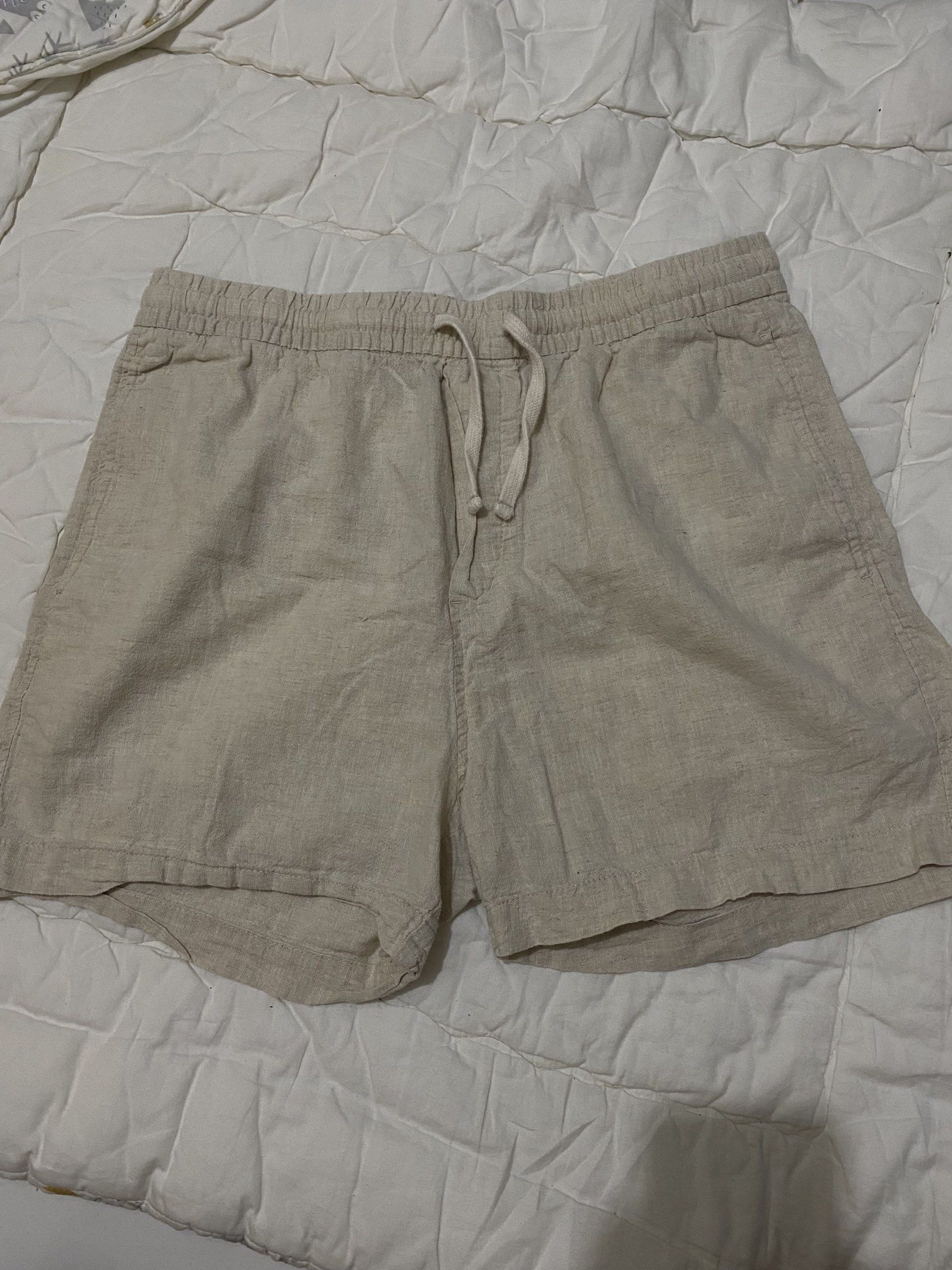 H&M Regular Fit Shorts - Size S (Category: Shorts) located in San Juan City. Submitted by earlitoooo (Listing ID 1418353204, Image 1). Description: - H&M shorts - Size: S - Color: Beige - Fit: Regular - Features: Drawstring waist - Material: Linen blend - Made in Myanmar.