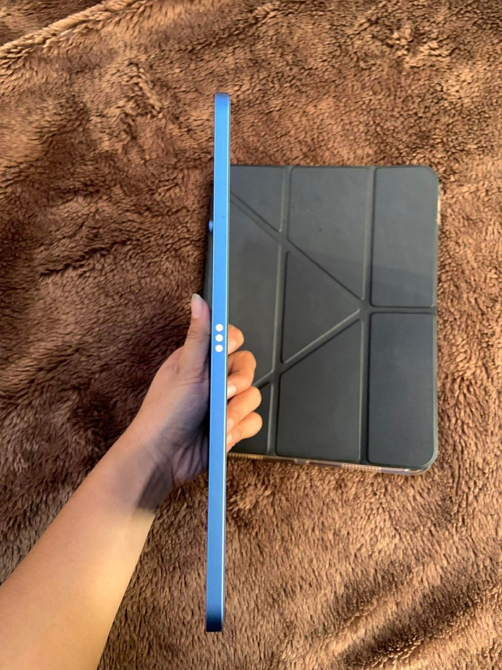 iPad 11th gen 128gb (Category: iPad) located in Caloocan City. Submitted by boldpenguin-c30b0b (Listing ID 1418375077, Image 3). Description: Sale or swap IOS iPad 11th gen 128gb Blue Under warranty until 9/16/26 No issue Makinis pwede sa maarte Complete with og box and cord Negotiable for sure buyers.