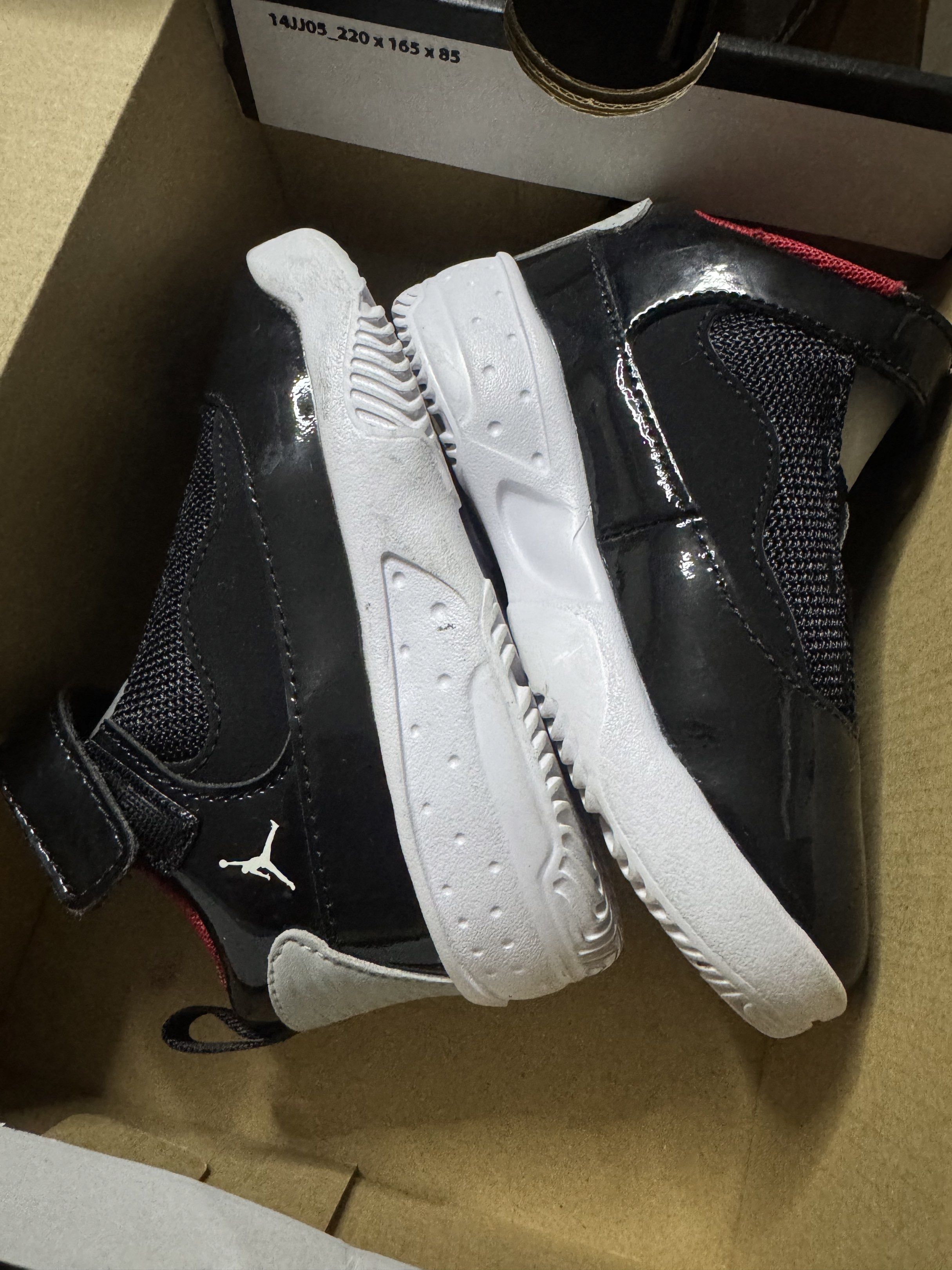 Jordan Max Aura 2 (TD) Black/Gym Red (Category: Babies & Kids Fashion) located in Quezon City. Submitted by preloved1793 (Listing ID 1418295046, Image 3). Description: Barely used.