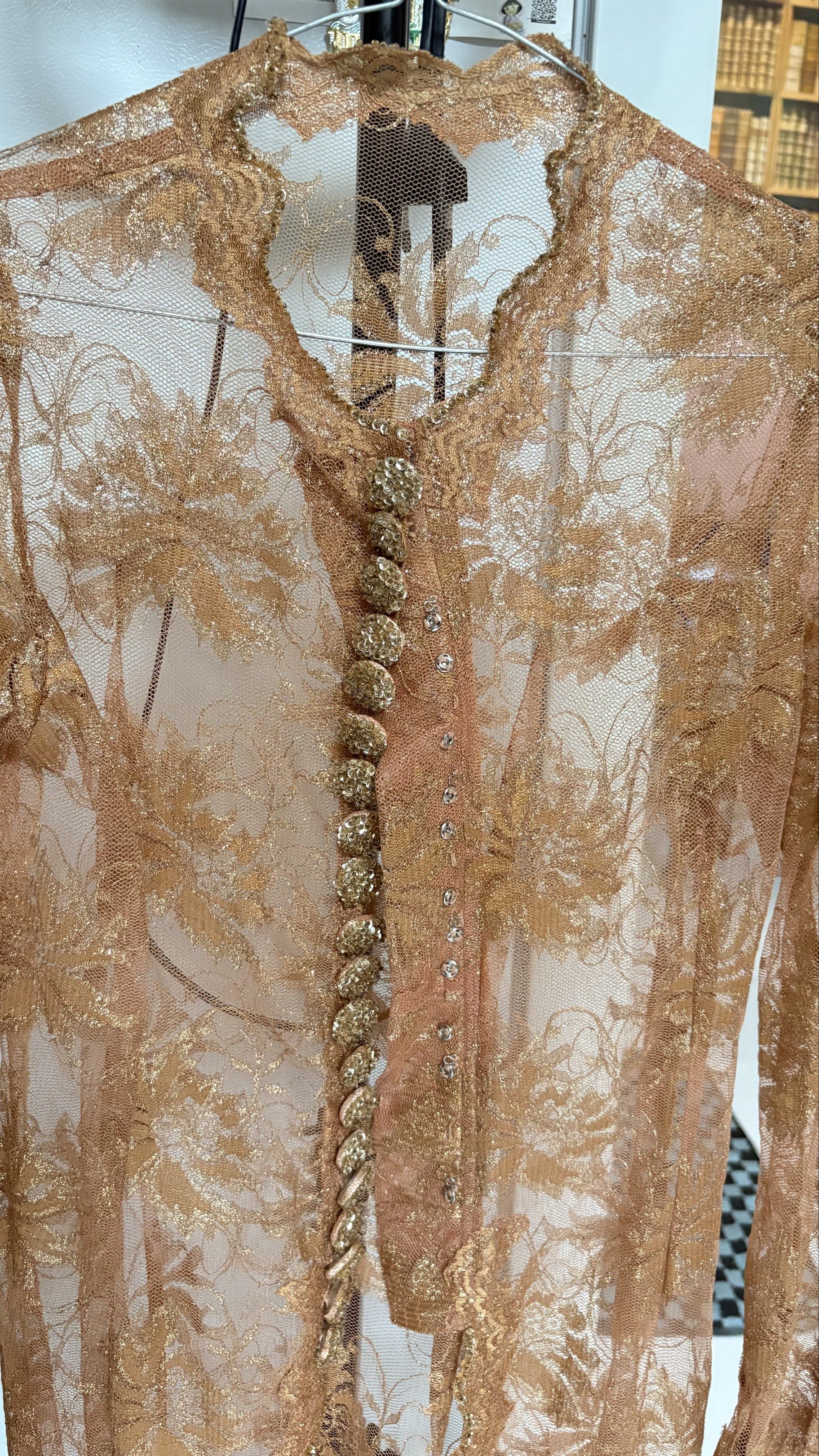Kebaya brokat gold (Kategori: Atasan) berada di Bekasi. Dikirim oleh prelovedbylibel (ID iklan 1418318552, Gambar 2). Deskripsi: Boleh nego manusiawi. Kebaya jadul bahannya tile premium bukan yg kasar kaku gatel di kulit ya. Potongannya juga bagus, kancing rapet dan full payet. ada kancing + pengait jd gausah takut nganga bagian kancingnya. No minus Size Lingkar dada : 92cm Panjang baju : 90cm 🍊 : Libel.bekasi (buat free ongkir. Barang split pay