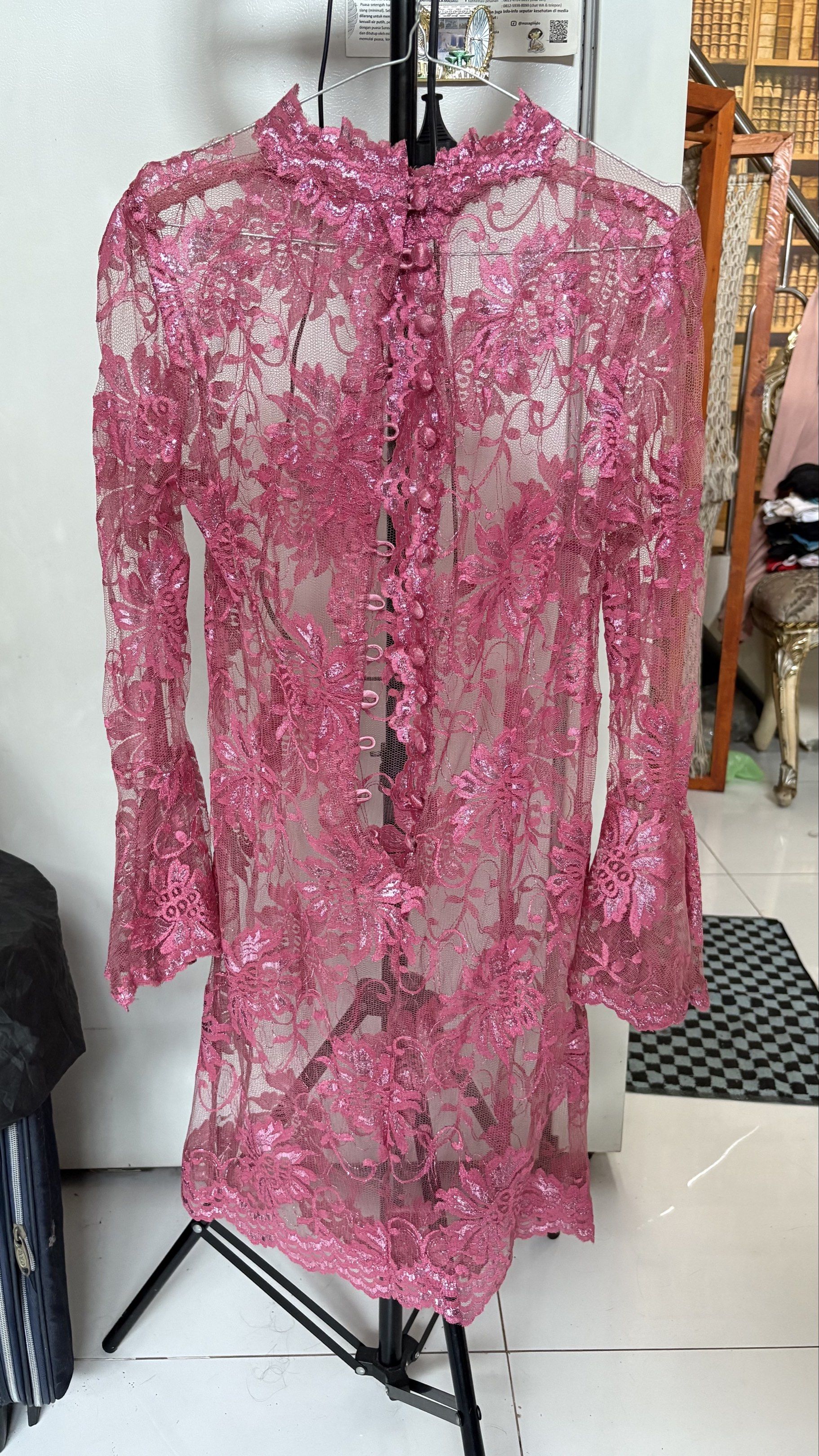 Kebaya brokat pink (Kategori: Atasan) berada di Bekasi. Dikirim oleh prelovedbylibel (ID iklan 1418318045, Gambar 1). Deskripsi: Boleh nego manusiawi. Kebaya jadul bahannya tile premium bukan yg kasar kaku gatel di kulit ya. Potongannya juga bagus, kancing rapet di bagian belakang. Size Lingkar dada : 92cm Panjang baju : 90cm 🍊 : Libel.bekasi (buat free ongkir. Barang split payment) Manual : lion/wahana. Pengiriman dr pondok melati bekasi..
