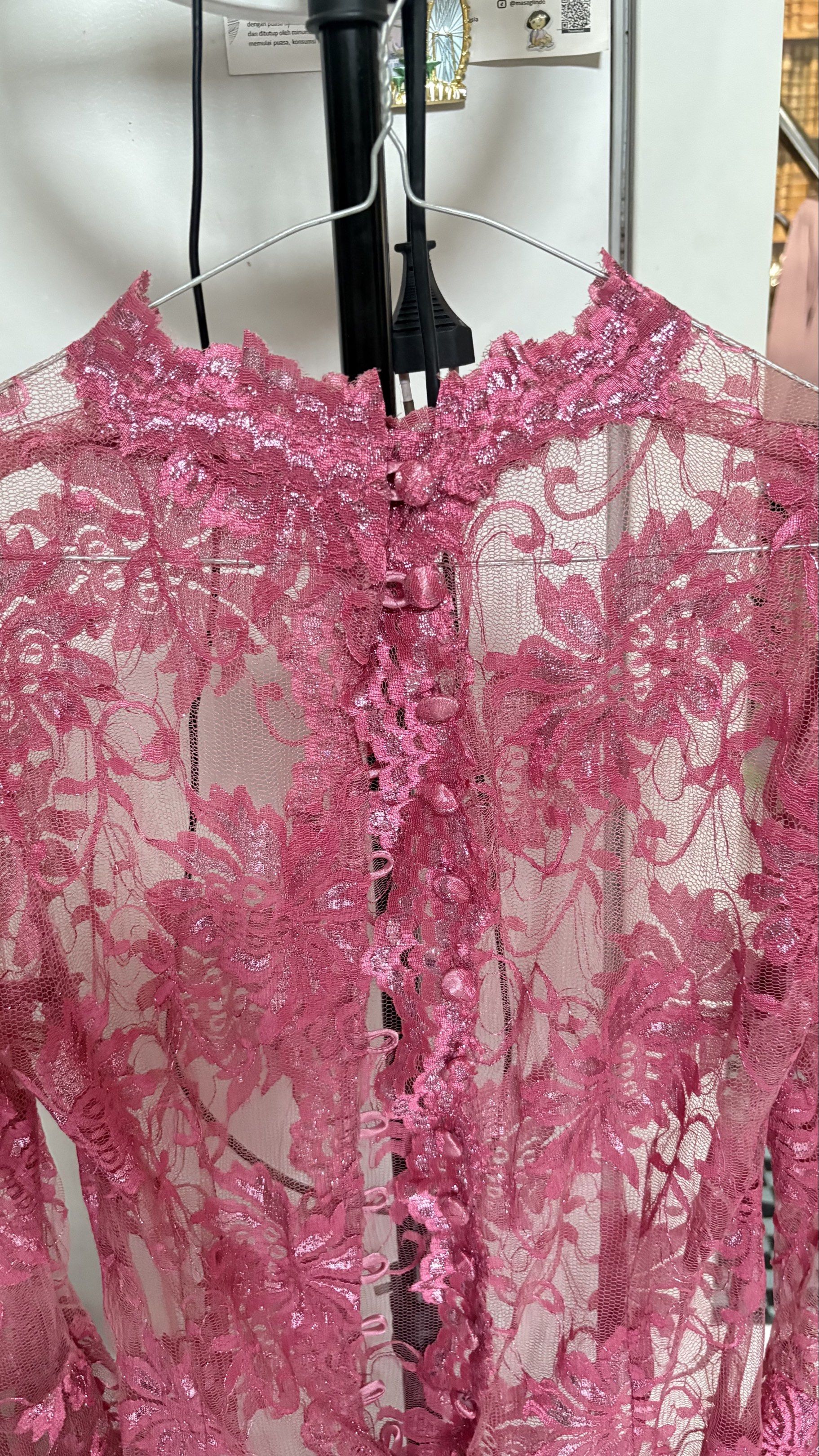 Kebaya brokat pink (Kategori: Atasan) berada di Bekasi. Dikirim oleh prelovedbylibel (ID iklan 1418318045, Gambar 2). Deskripsi: Boleh nego manusiawi. Kebaya jadul bahannya tile premium bukan yg kasar kaku gatel di kulit ya. Potongannya juga bagus, kancing rapet di bagian belakang. Size Lingkar dada : 92cm Panjang baju : 90cm 🍊 : Libel.bekasi (buat free ongkir. Barang split payment) Manual : lion/wahana. Pengiriman dr pondok melati bekasi..