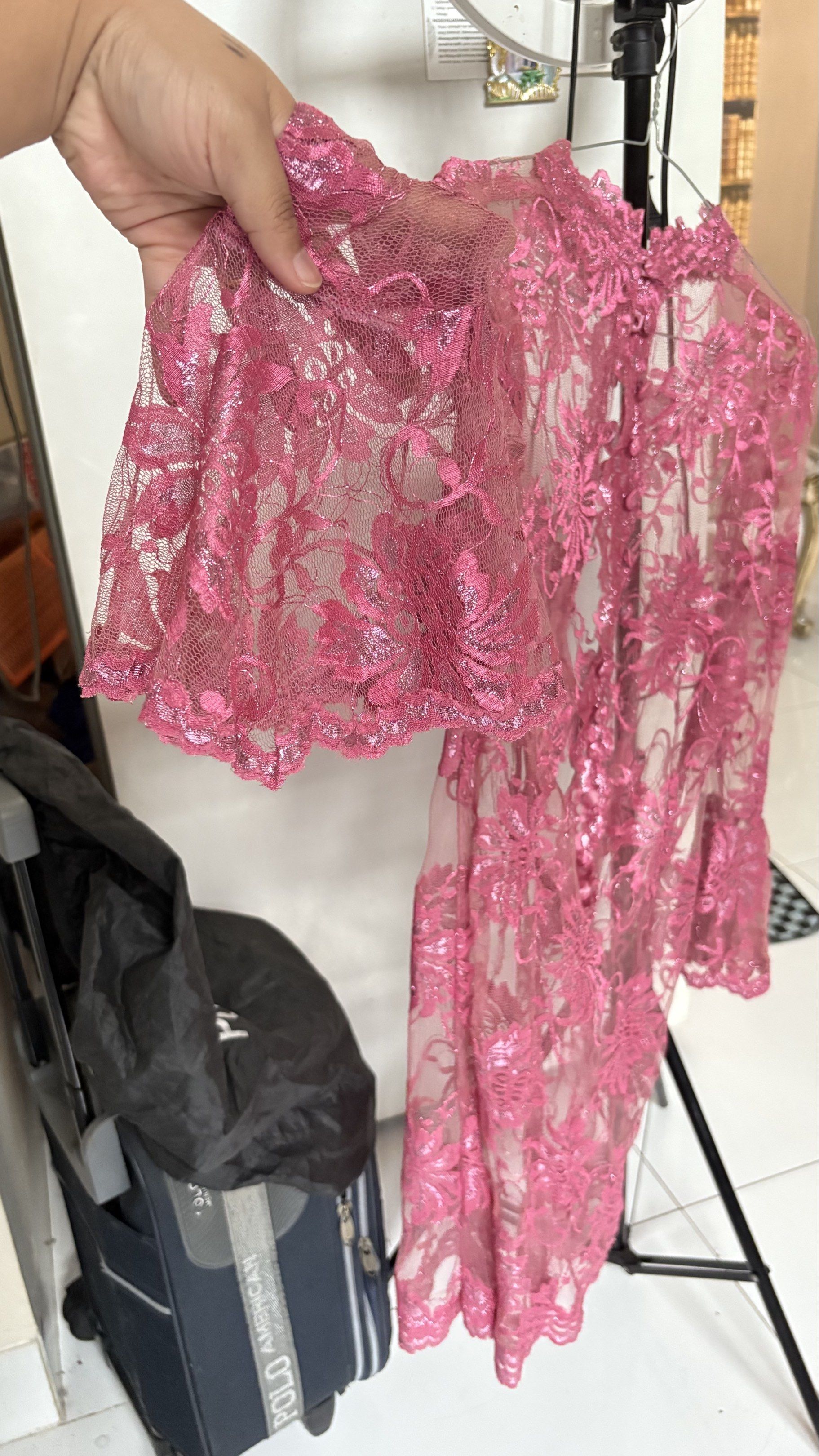 Kebaya brokat pink (Kategori: Atasan) berada di Bekasi. Dikirim oleh prelovedbylibel (ID iklan 1418318045, Gambar 3). Deskripsi: Boleh nego manusiawi. Kebaya jadul bahannya tile premium bukan yg kasar kaku gatel di kulit ya. Potongannya juga bagus, kancing rapet di bagian belakang. Size Lingkar dada : 92cm Panjang baju : 90cm 🍊 : Libel.bekasi (buat free ongkir. Barang split payment) Manual : lion/wahana. Pengiriman dr pondok melati bekasi..