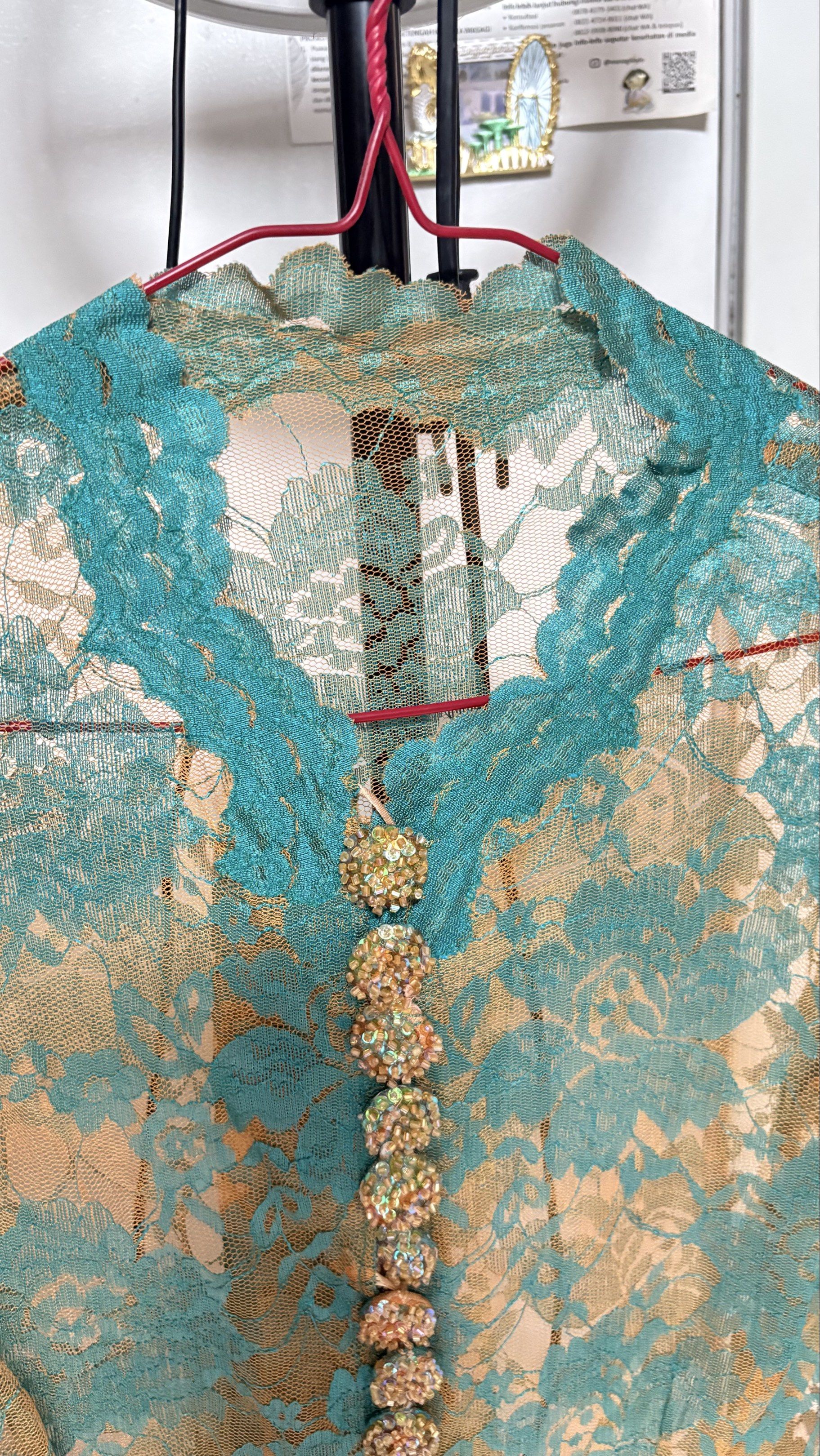 Kebaya jadul tosca gold brokat tile premium (Kategori: Atasan) berada di Bekasi. Dikirim oleh prelovedbylibel (ID iklan 1418312026, Gambar 3). Deskripsi: Boleh nego manusiawi. Kebaya jadul bahannya tile premium bukan yg kasar kaku gatel di kulit ya. Potongannya juga bagus, kancing rapet dan full payet. No minus Size Lingkar dada : 90cm Panjang baju : 79cm Lingkar pinggang : 86cm 🍊 : Libel.bekasi (buat free ongkir. Barang split payment) Manual : 