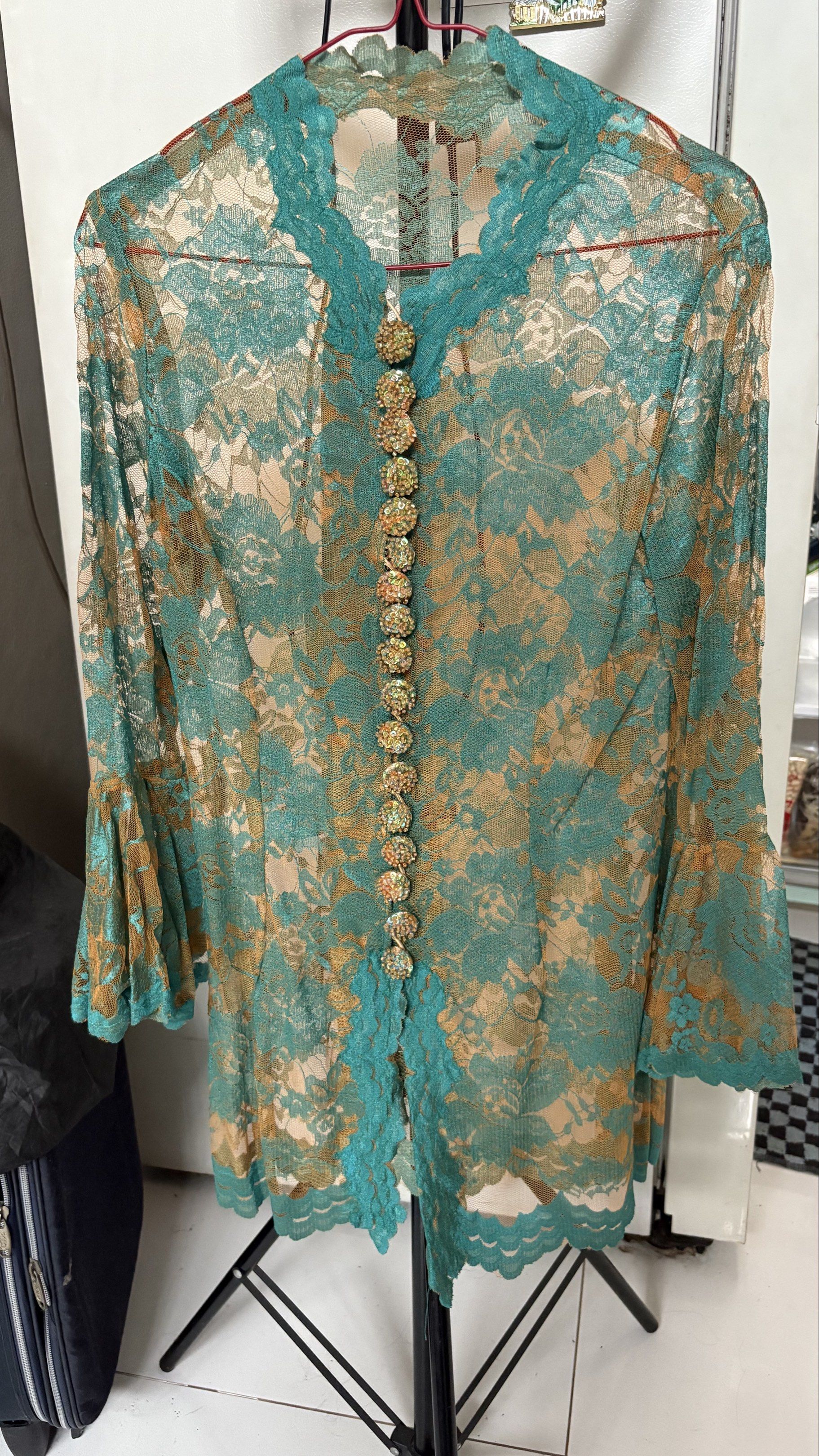 Kebaya jadul tosca gold brokat tile premium (Kategori: Atasan) berada di Bekasi. Dikirim oleh prelovedbylibel (ID iklan 1418312026, Gambar 1). Deskripsi: Boleh nego manusiawi. Kebaya jadul bahannya tile premium bukan yg kasar kaku gatel di kulit ya. Potongannya juga bagus, kancing rapet dan full payet. No minus Size Lingkar dada : 90cm Panjang baju : 79cm Lingkar pinggang : 86cm 🍊 : Libel.bekasi (buat free ongkir. Barang split payment) Manual : 