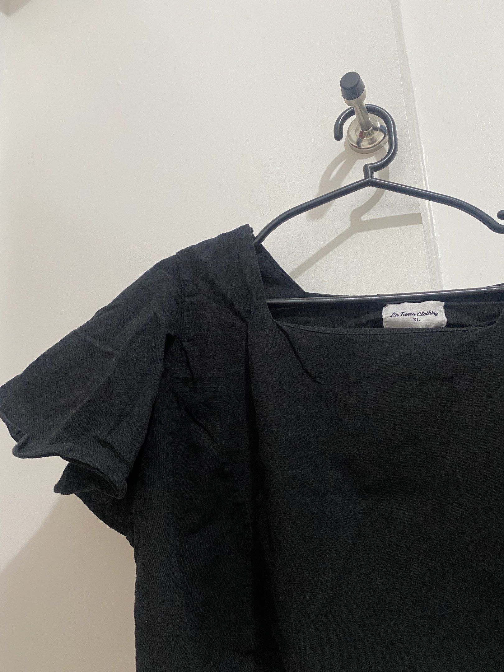 La Terra Clothing Square Neck Top (Category: Blouses) located in Manila. Submitted by prelovedxthrifted (Listing ID 1418254493, Image 2). Description: 🌸 Cotton linen 🌸 RFS: Decluttering 🌸 XL but fits M-L, up to 38 bust 🌸 MOP: Gcash.