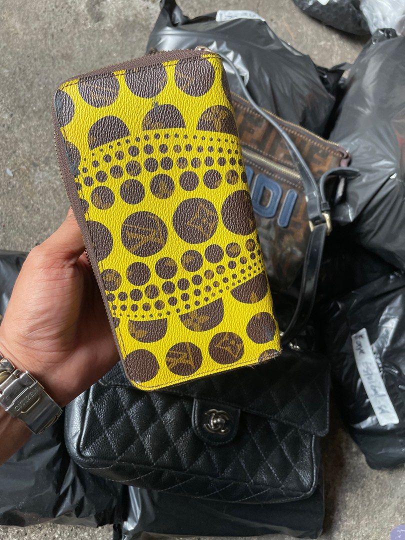 Louis vuttion yayoi kusama monogram (Category: Wallets & Card holders) located in Manila. Submitted by y2karchive (Listing ID 1418273987, Image 1). Description: Authentic Good condition Sign of usage Check details Missing papers.