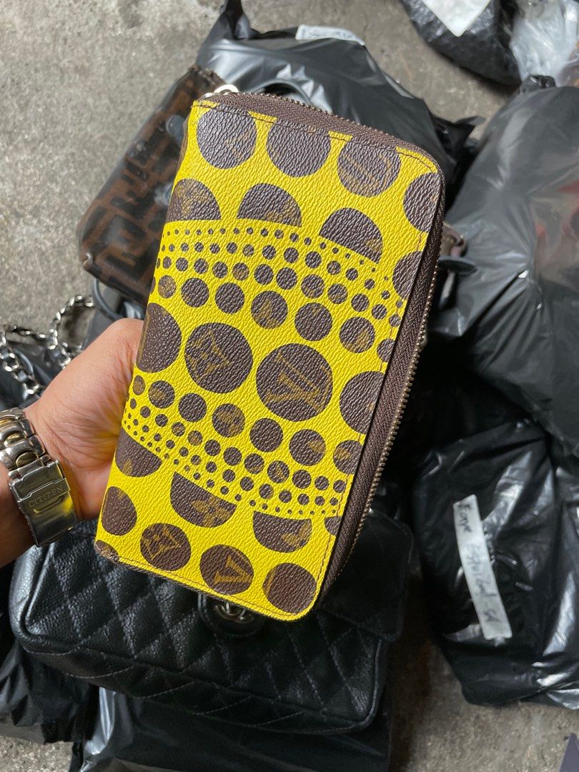 Louis vuttion yayoi kusama monogram (Category: Wallets & Card holders) located in Manila. Submitted by y2karchive (Listing ID 1418273987, Image 2). Description: Authentic Good condition Sign of usage Check details Missing papers.