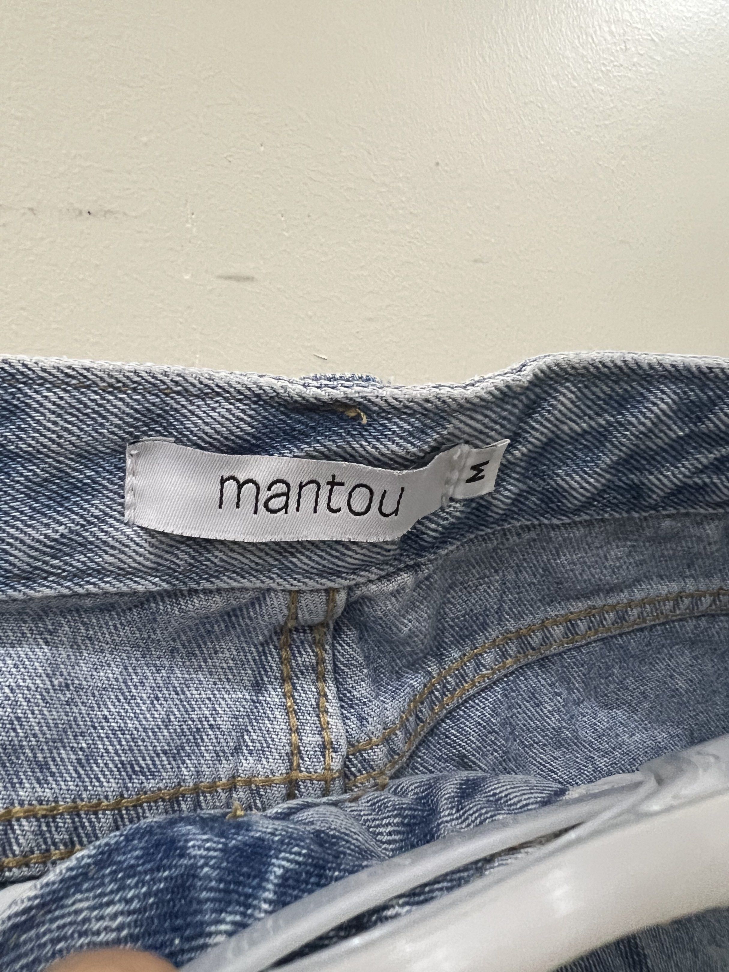 Mantou Jeans - Mom Jeans (Category: Jeans) located in Cagayan de Oro. Submitted by faiithxco (Listing ID 1418372336, Image 2). Description: - Light wash - Size M - High-waisted - Straight leg - Classic five-pocket style - Suitable for casual wear.