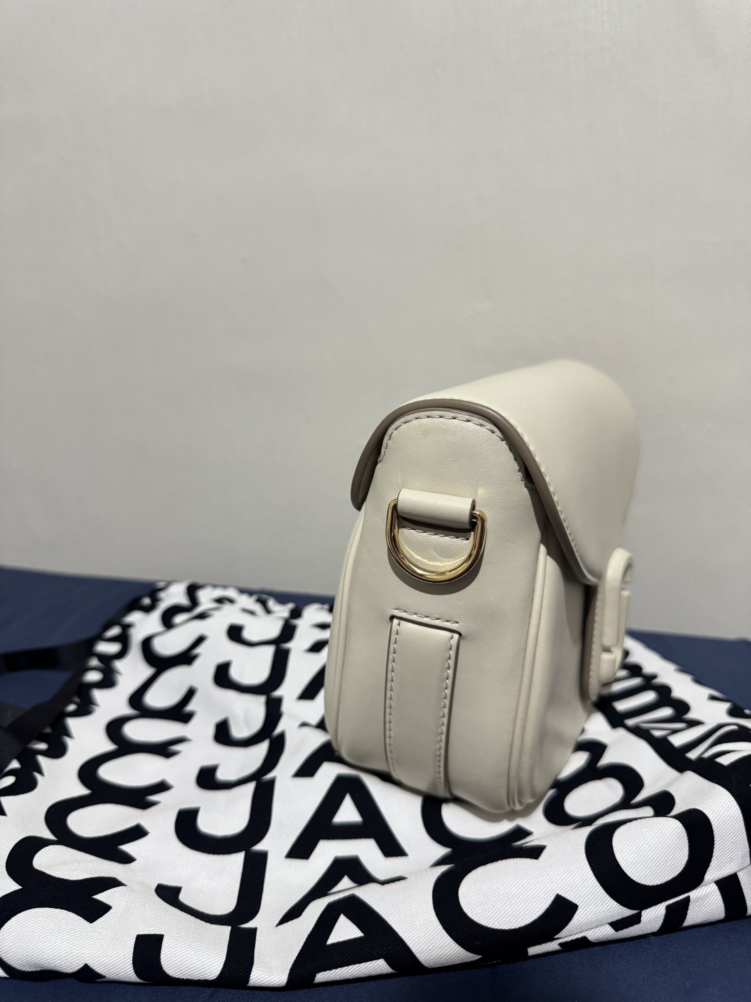 Marc Jacobs Cream Saddle Bag - Large (Category: Luxury Bags & Wallets) located in Imus. Submitted by banessah (Listing ID 1418253008, Image 2). Description: - Cream-colored Marc Jacobs shoulder bag - Made of leather - Flap closure with rectangular buckle - Detachable shoulder strap with logo - Gold-toned hardware USED ONLY3X tag is still inside - Interior zippered pocket - Includes dust bag.