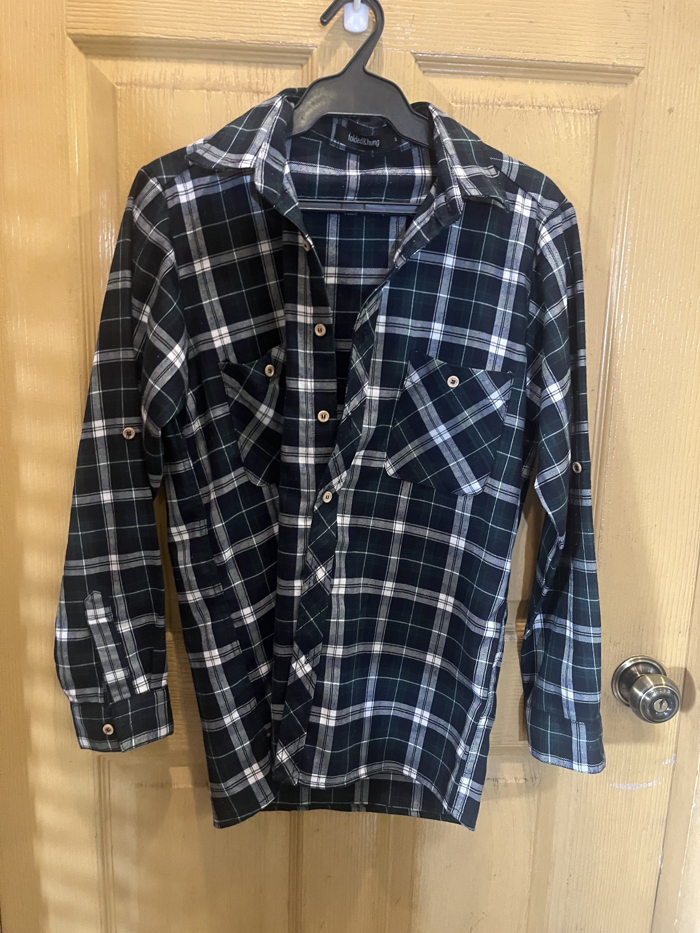Men's Plaid Long Sleeve Shirt (Category: Tshirts & Polo Shirts ) located in Quezon City. Submitted by rinn_a (Listing ID 1418288568, Image 1). Description: - Men's long sleeve plaid shirt - Button-down front - Two chest pockets - Buttoned cuffs - Classic collar - Relaxed fit - Roll-up sleeves with button tab - Woven fabric.