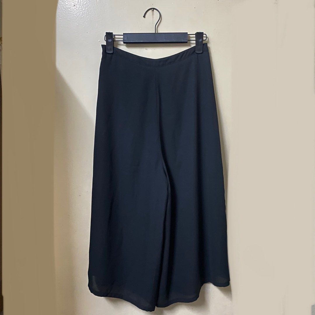 Miss Selfridge Black Culottes Gaucho Pants (Category: Other Bottoms) located in Quezon City. Submitted by morethanmakeup (Listing ID 1418362282, Image 1). Description: Miss Selfridge Black Culottes Gaucho Pants • Fits me who is normally S-M size in UNIQLO.