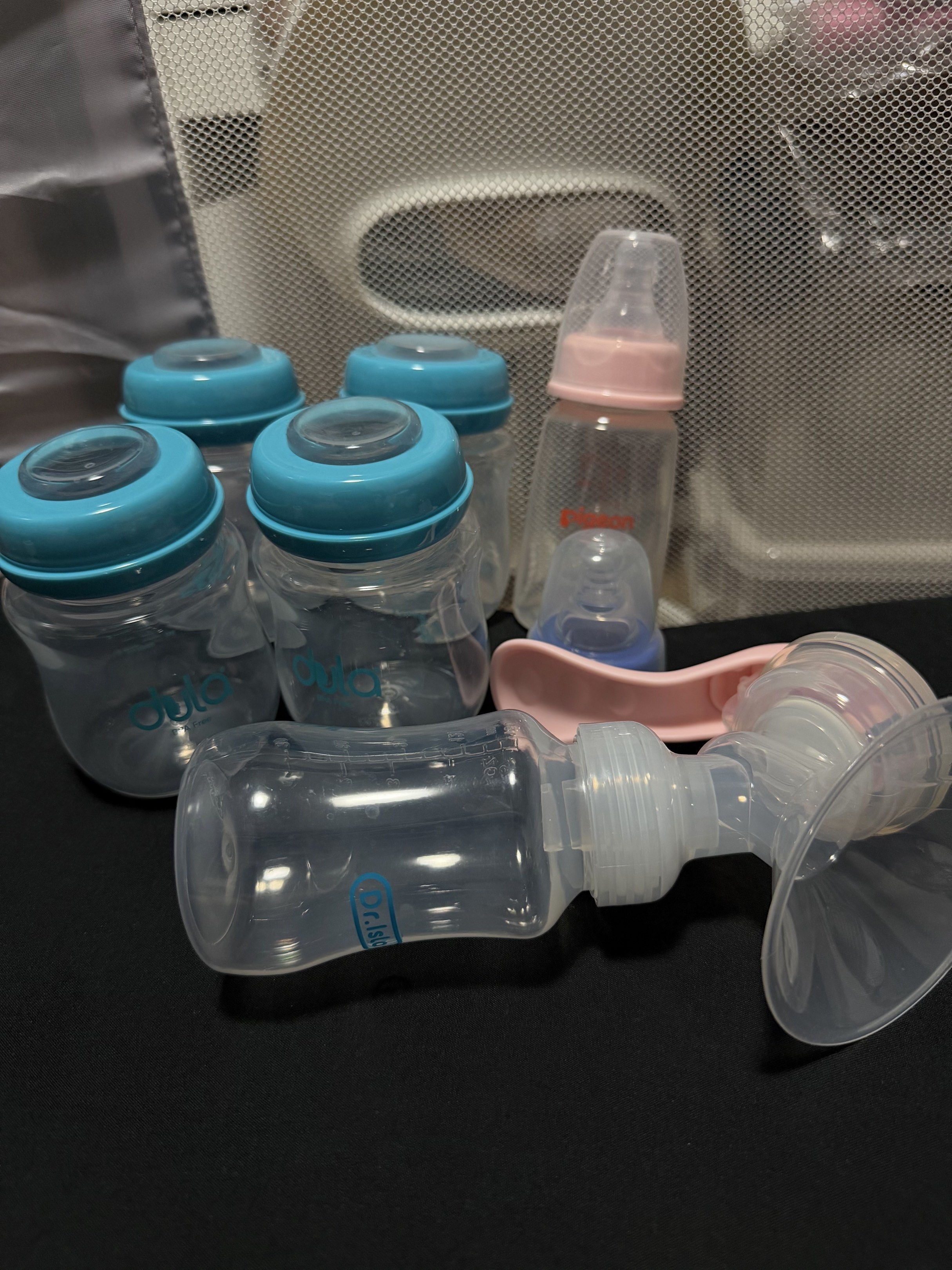 Momcozy Breast Pump with Bottles Set (Category: Breastfeeding & Bottle Feeding) located in Rizal. Submitted by kvgrc (Listing ID 1418341430, Image 2). Description: - Momcozy Breast Pump Set - Includes: - Two Collection Cups - Two Pump Motors - Carrying Bag - Various Baby Bottles (different sizes) - Manual Pump - Complete and ready for use! With freebie travel pump bag worth 600 Rfs: Naka stock nalang.