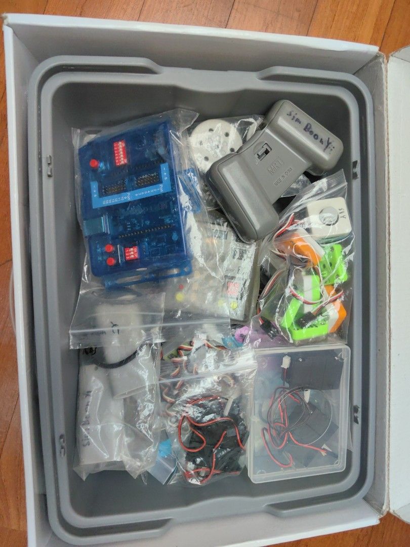 MRT Duino Robot Kit (Category: Remote Control Toys) located in Nusajaya. Submitted by marcus_sim0322 (Listing ID 1418269176, Image 3). Description: - MRT Duino Robot Kit for learning and building - Includes: - Steel bracket set - DC motor - Sensors - And more! - Compatible with MRT Tutor software - Comes with a guidebook - Suitable for ages 10+ - Includes USB 2.0 cable - Batteries not included -two different sets -Negotiable .