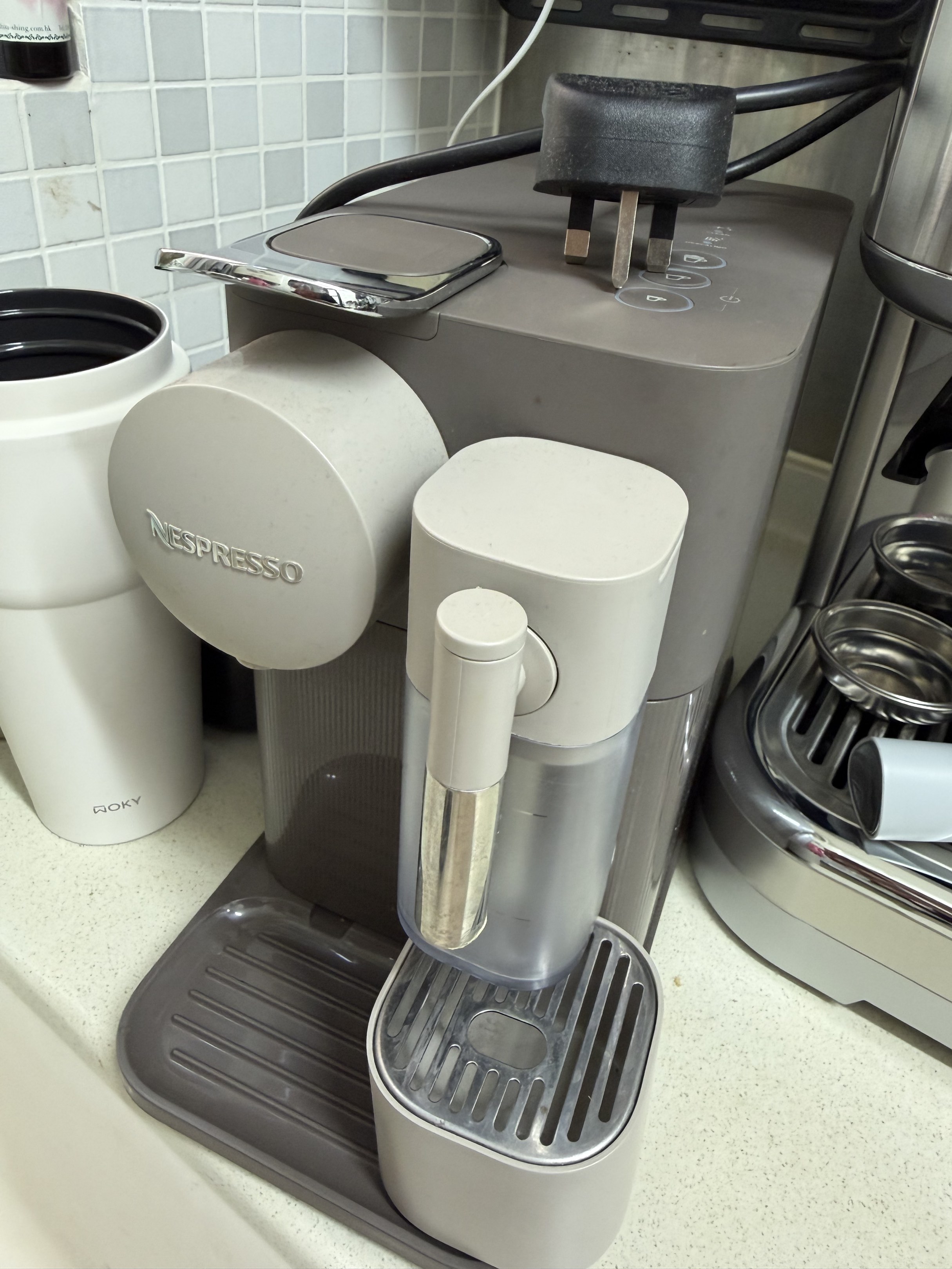 Nespresso capsule machine 咖啡機 (可打奶泡), 家庭電器, 廚房電器, 咖啡機及咖啡壺 - Carousell