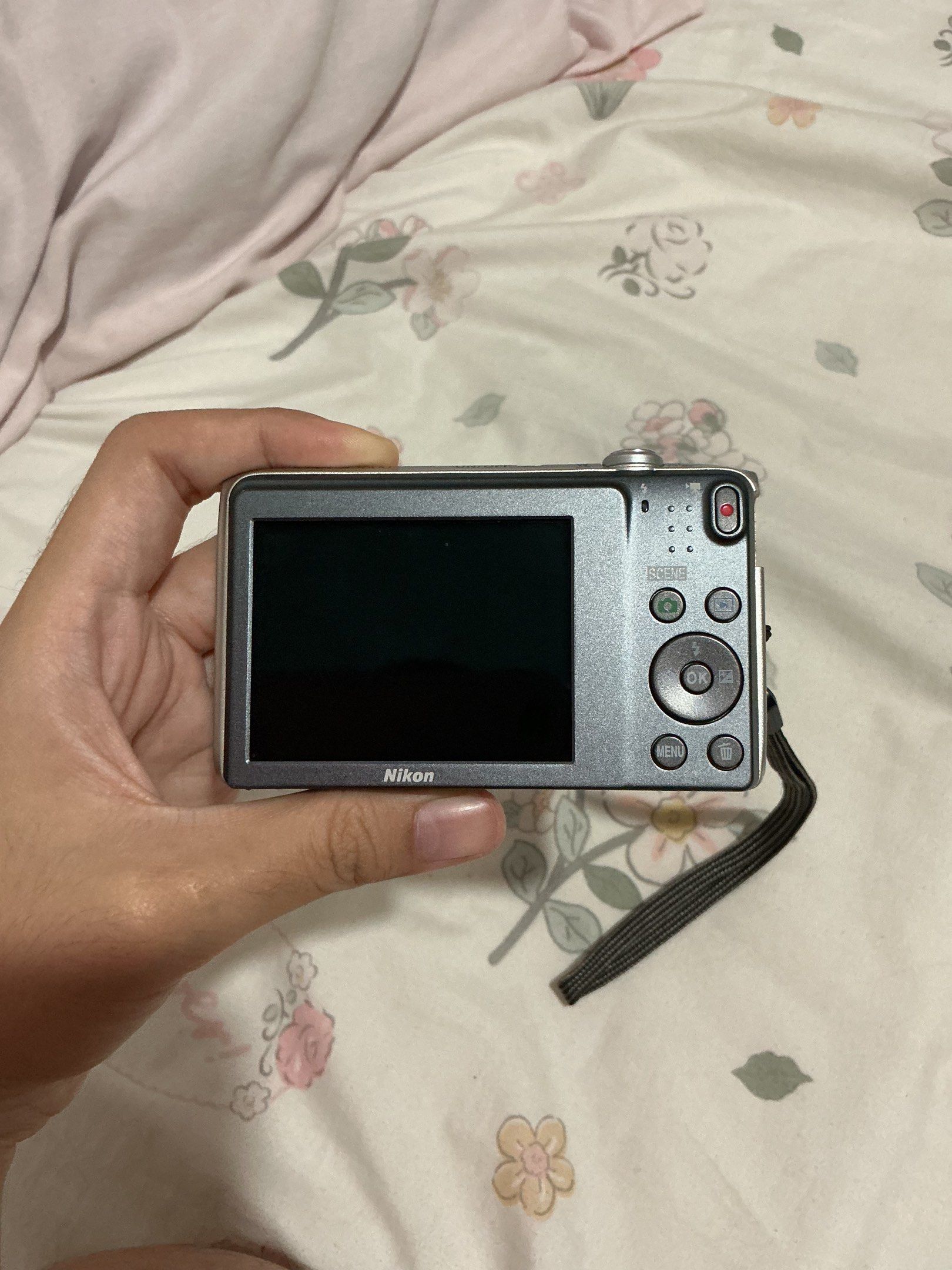 Nikon Coolpix S3600 (Category: Cameras) located in Maco. Submitted by eloradigicam_ (Listing ID 1418368265, Image 2). Description: nikon coolpix s3600˙✧˖°📷 ༘ ⋆｡˚ ₱4,299 + shipping fee ˚₊‧꒰ა ☆ ໒꒱ ‧₊˚ 𝐝𝐞𝐭𝐚𝐢𝐥𝐬: ˚₊‧꒰🌷ა - 20 megapixels ˚₊‧꒰🌷ა - 8x optical zoom ˚₊‧꒰🌷ა - 18 scene modes ˚₊‧꒰🌷ა - ISO up to 3200 ˚₊‧꒰🌷ა - CCD sensor ˚₊‧꒰🌷ა - with date stamp all buttons are crisp and working, flash is working, zoom in/out is working, scene mode