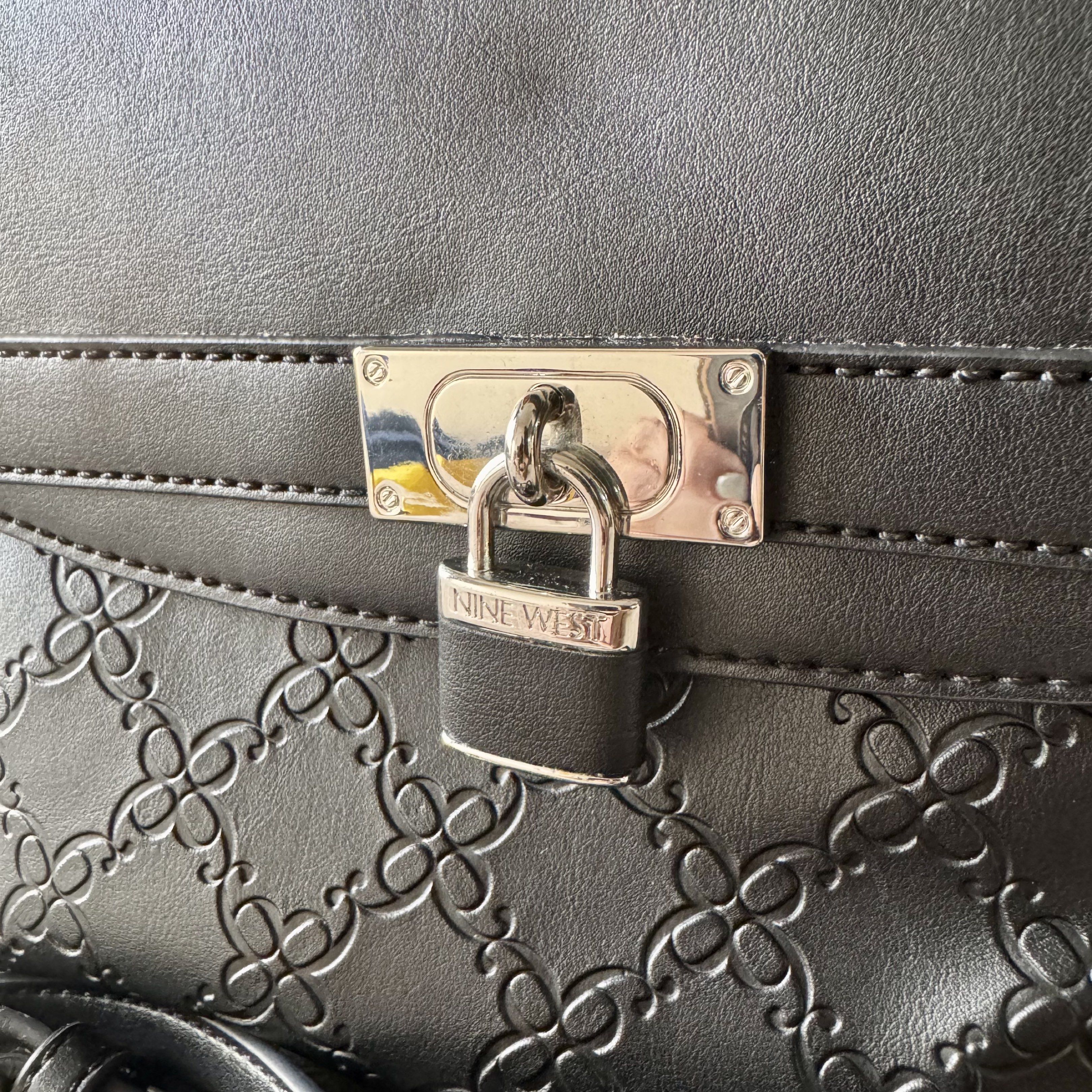 Nine West Josey Top Handle Flap (Category: Cross-body Bags) located in Manila. Submitted by theeumiroeffect (Listing ID 1418234175, Image 2). Description: The Josey Top Handle features a magnetic flap closure with one grab handle and a detachable crossbody strap. Bought from US Guaranteed Authentic 📍Parañaque City.