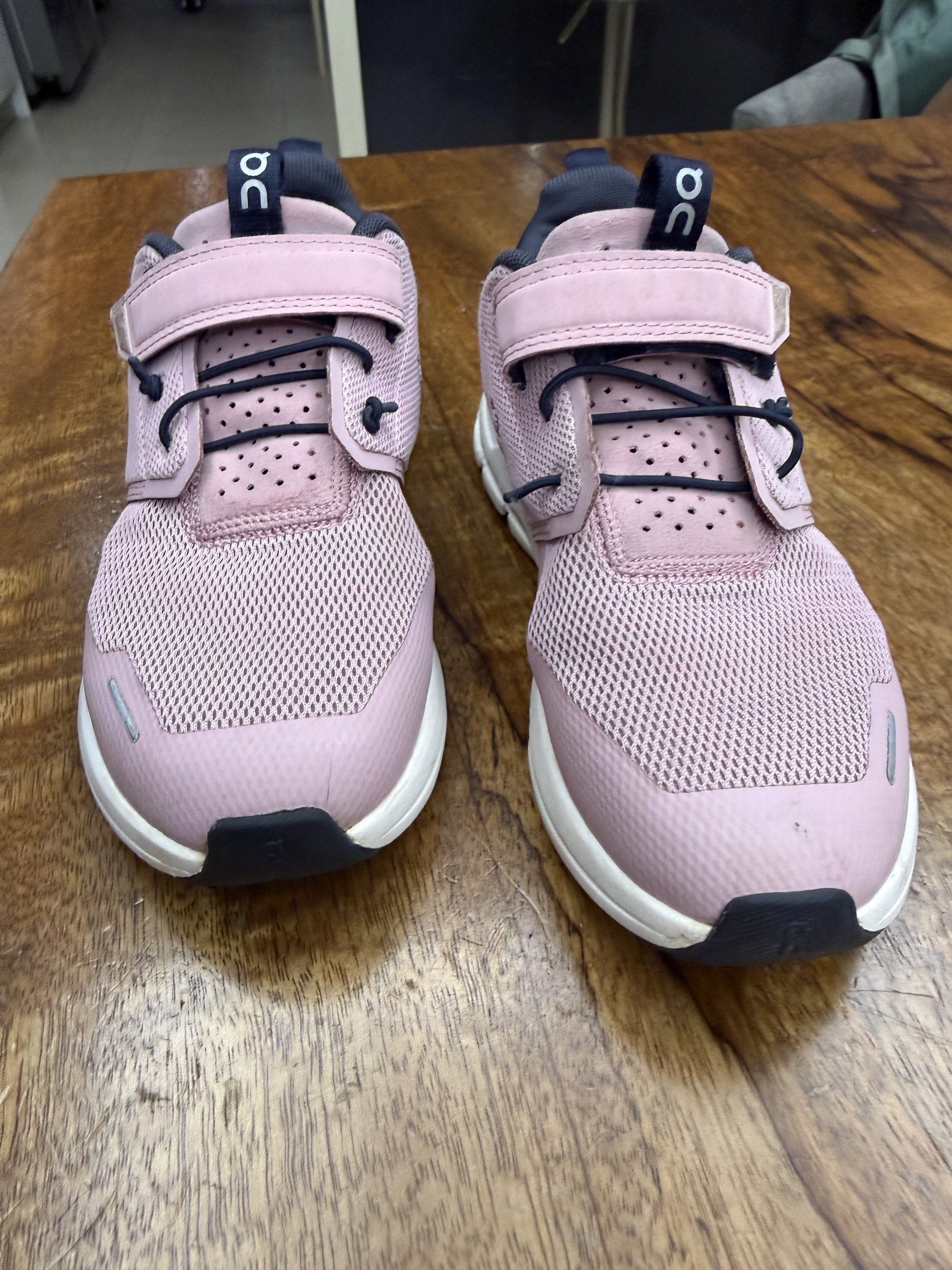 On Cloudplay Kids Shoes - Pink (Category: Babies & Kids Fashion) located in Quezon City. Submitted by kakatae (Listing ID 1418331928, Image 2). Description: - On Cloudplay kids' shoes - Pink mesh upper - White sole - Hook-and-loop strap for easy wear - Black laces - On logo on tongue, side, and heel - Size: US K2, UK 1.5, EU 33.5, CM 20.5.