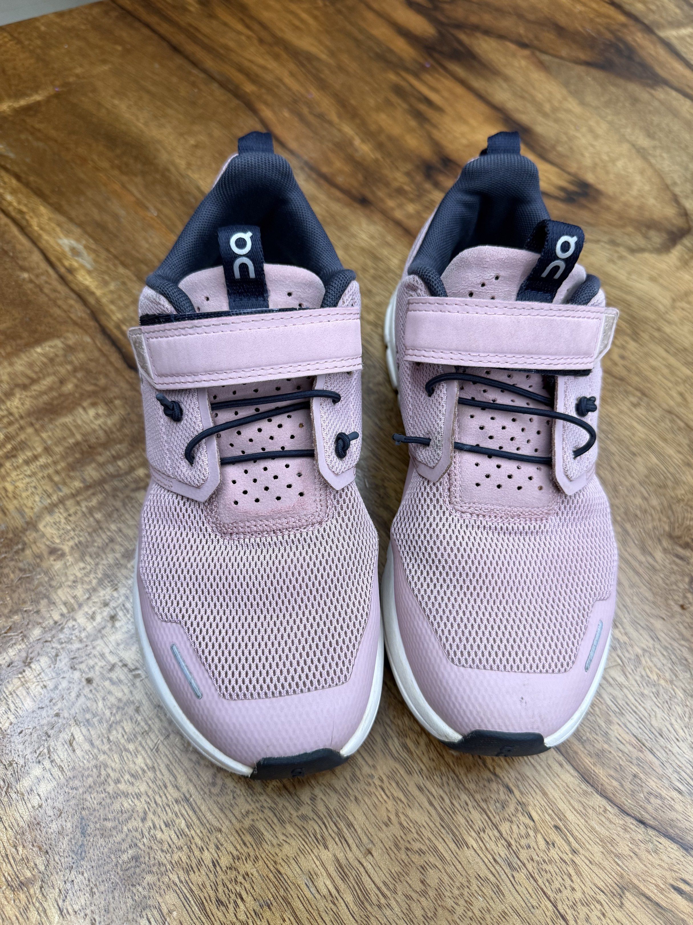 On Cloudplay Kids Shoes - Pink (Category: Babies & Kids Fashion) located in Quezon City. Submitted by kakatae (Listing ID 1418331928, Image 1). Description: - On Cloudplay kids' shoes - Pink mesh upper - White sole - Hook-and-loop strap for easy wear - Black laces - On logo on tongue, side, and heel - Size: US K2, UK 1.5, EU 33.5, CM 20.5.