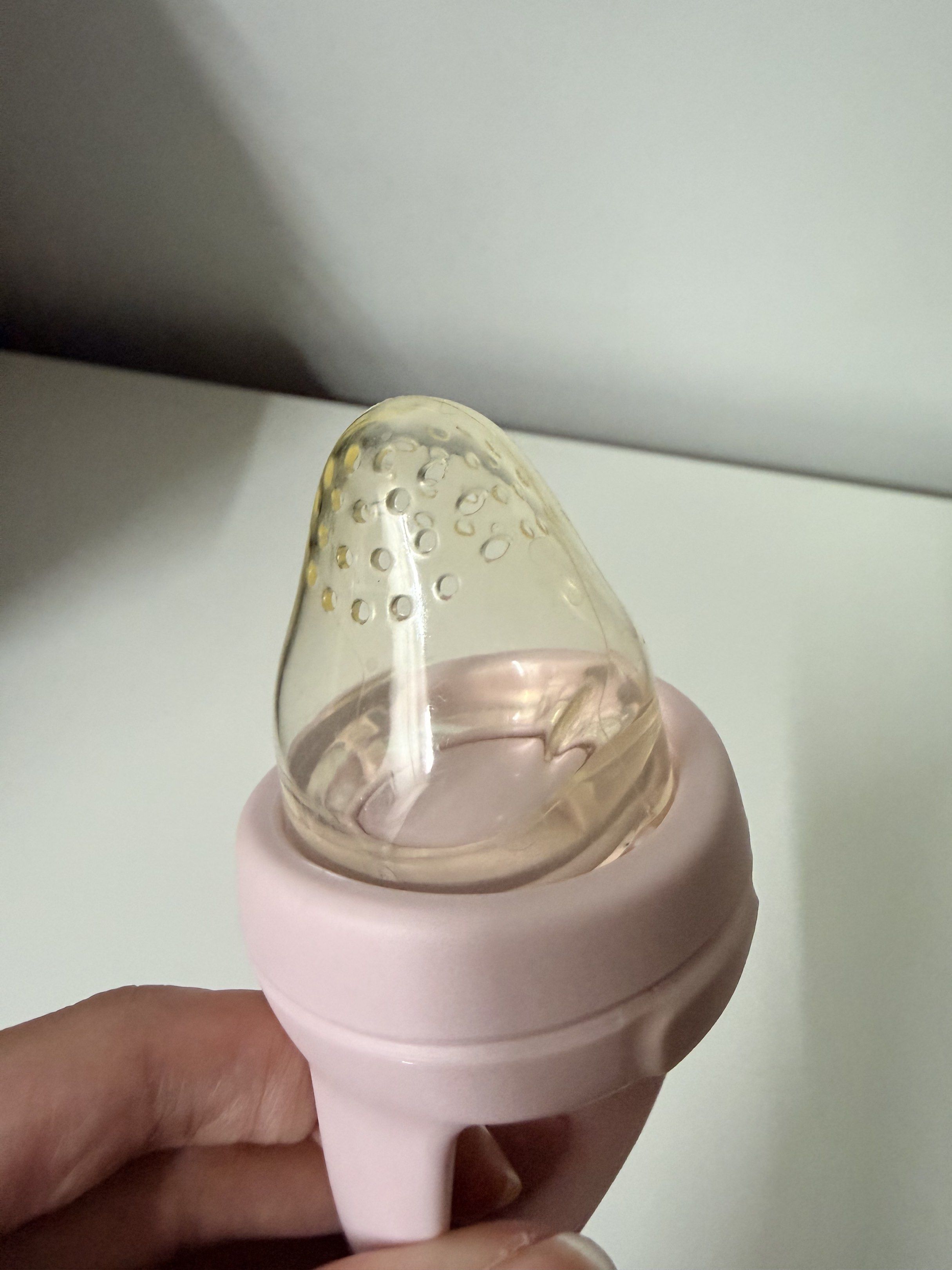 OXO Tot Silicone Self-Feeder Teether (Category: Weaning & Toddler Feeding) located in Taguig. Submitted by pre.by.k (Listing ID 1418219093, Image 2). Description: Used a few times only, but stained from Oranges. Otherwise still in good condition, can be used as intended. SRP is ₱849.