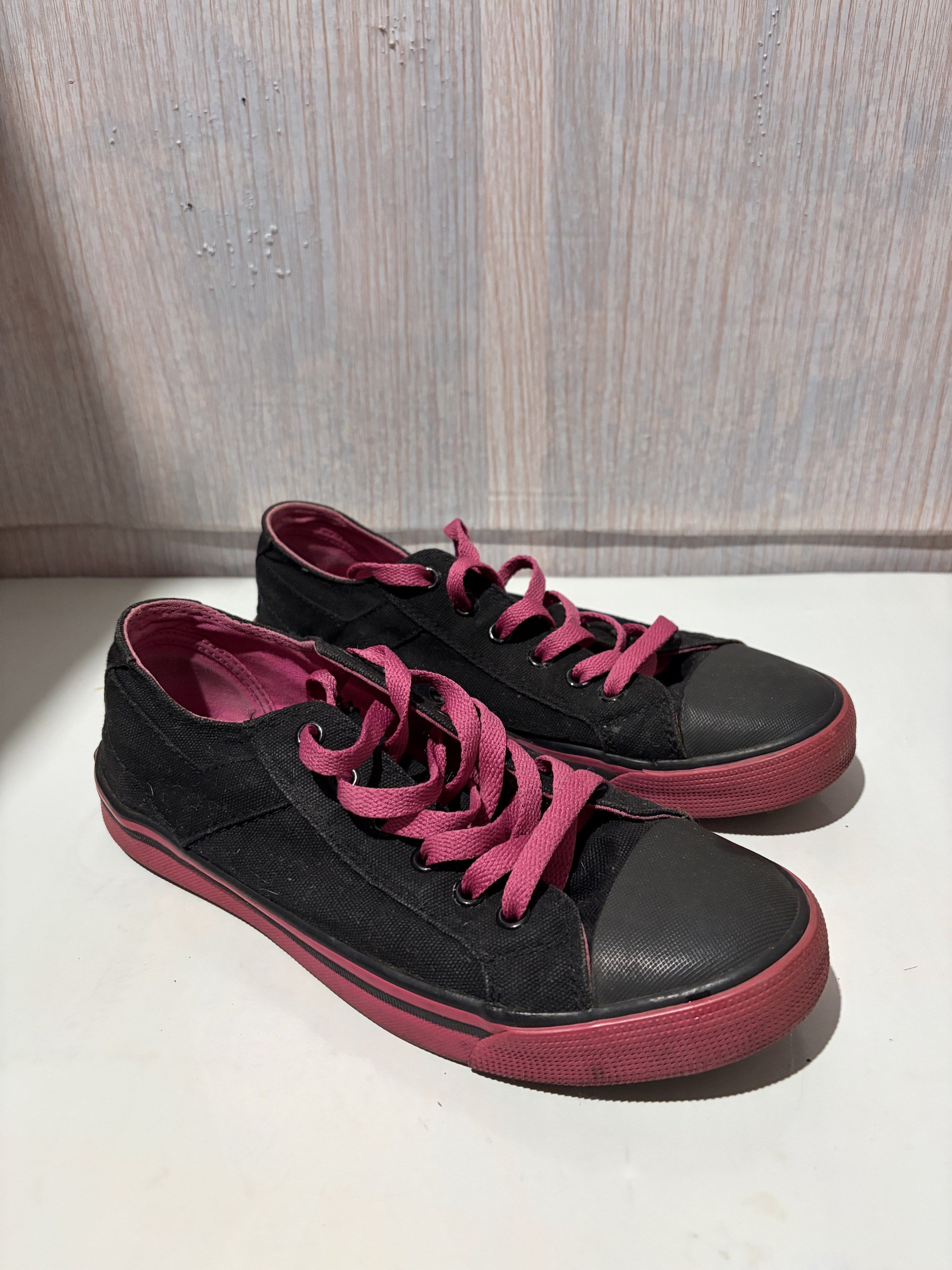 Pony Black and Pink Sneakers (Category: Sneakers) located in Marikina City. Submitted by rozelkaryags (Listing ID 1418288477, Image 2). Description: Pony black & pink No box .