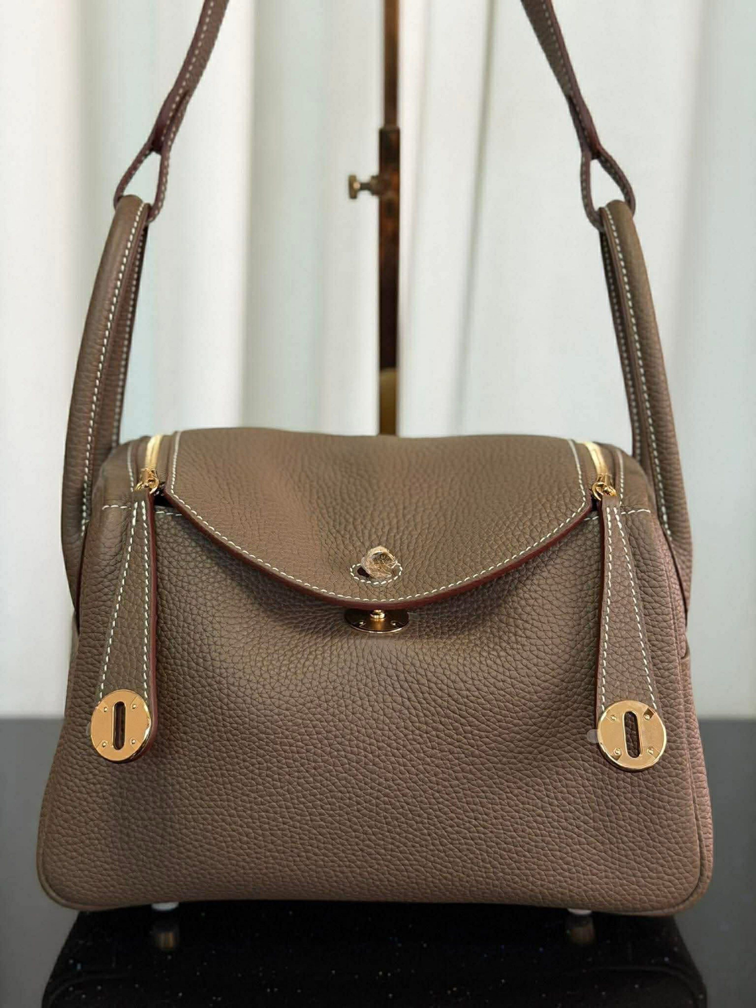 Preloved Lindy Bag 26 (Category: Luxury Bags & Wallets) located in Manila. Submitted by bagsandshoesmanymore (Listing ID 1418290247, Image 1). Description: - Preloved Lindy bag -Size 26cm - Elegant taupe exterior - Chic white stitching - Luxurious gold-tone hardware - Versatile top handles and shoulder strap - Branded interior lining - Signature zipper with logo - Includes serial number Please read before you order 👉🏻❗️Payment first before ship
