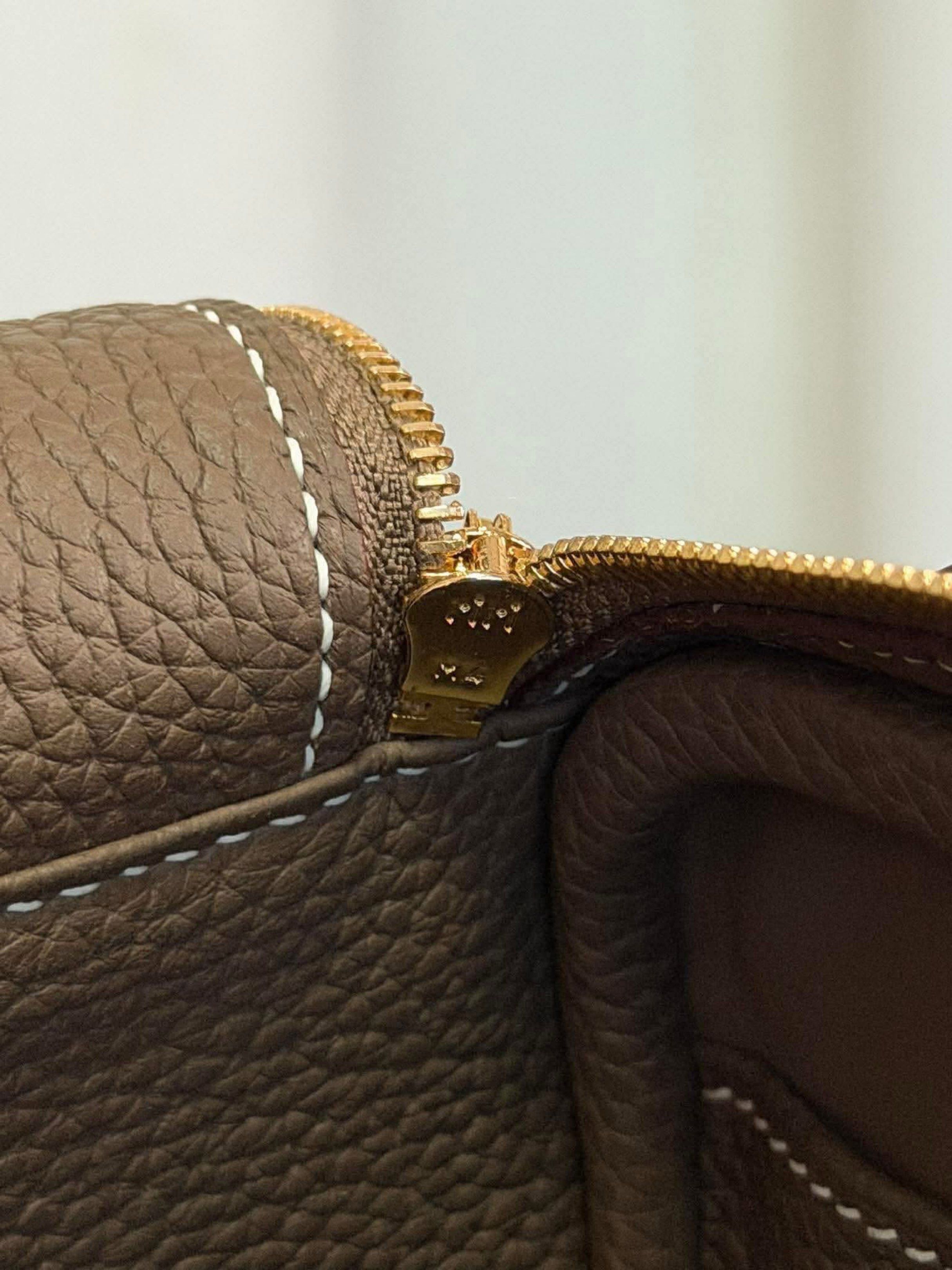 Preloved Lindy Bag 26 (Category: Luxury Bags & Wallets) located in Manila. Submitted by bagsandshoesmanymore (Listing ID 1418290247, Image 3). Description: - Preloved Lindy bag -Size 26cm - Elegant taupe exterior - Chic white stitching - Luxurious gold-tone hardware - Versatile top handles and shoulder strap - Branded interior lining - Signature zipper with logo - Includes serial number Please read before you order 👉🏻❗️Payment first before ship