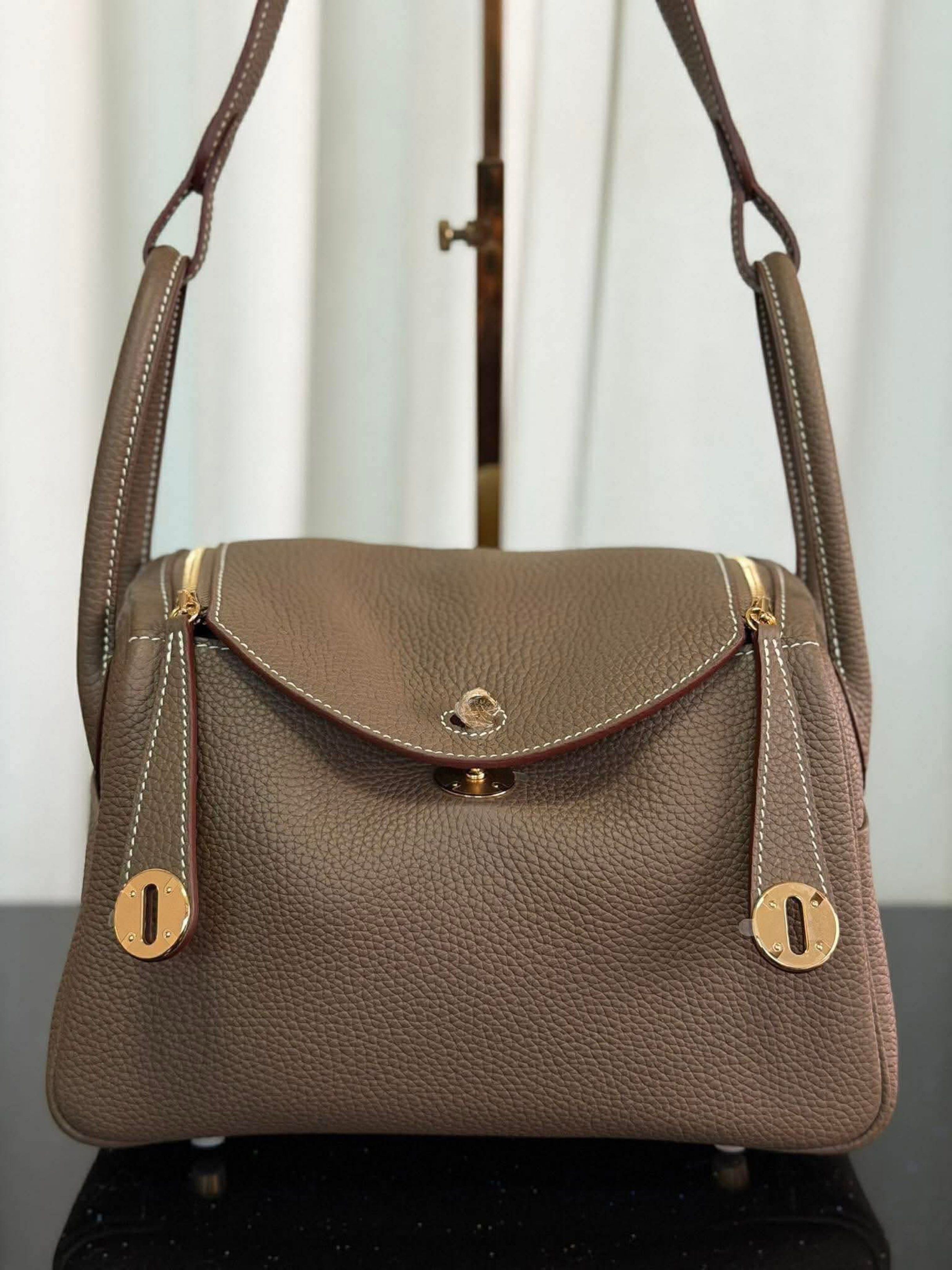 Preloved Lindy Bag 26 (Category: Luxury Bags & Wallets) located in Manila. Submitted by bagsandshoesmanymore (Listing ID 1418290247, Image 2). Description: - Preloved Lindy bag -Size 26cm - Elegant taupe exterior - Chic white stitching - Luxurious gold-tone hardware - Versatile top handles and shoulder strap - Branded interior lining - Signature zipper with logo - Includes serial number Please read before you order 👉🏻❗️Payment first before ship