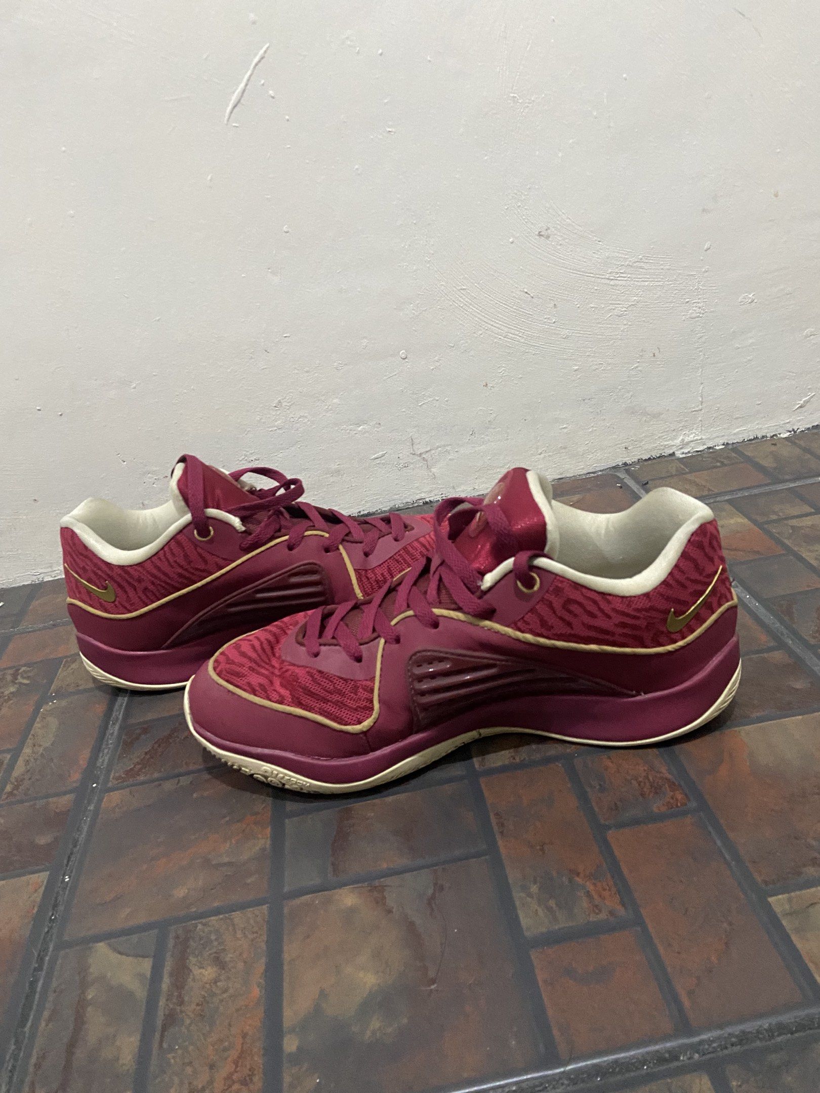RUSH! Nike KD16 Size 9.5 (Category: Sneakers) located in Quezon City. Submitted by geebui (Listing ID 1418337536, Image 1). Description: Selling my Nike KD16 NY vs NY colorway Size 9.5 Like new, used only 4x sa indoor court lang Kita naman po sa pic walang galos yung sole RFS: bawas shoes .