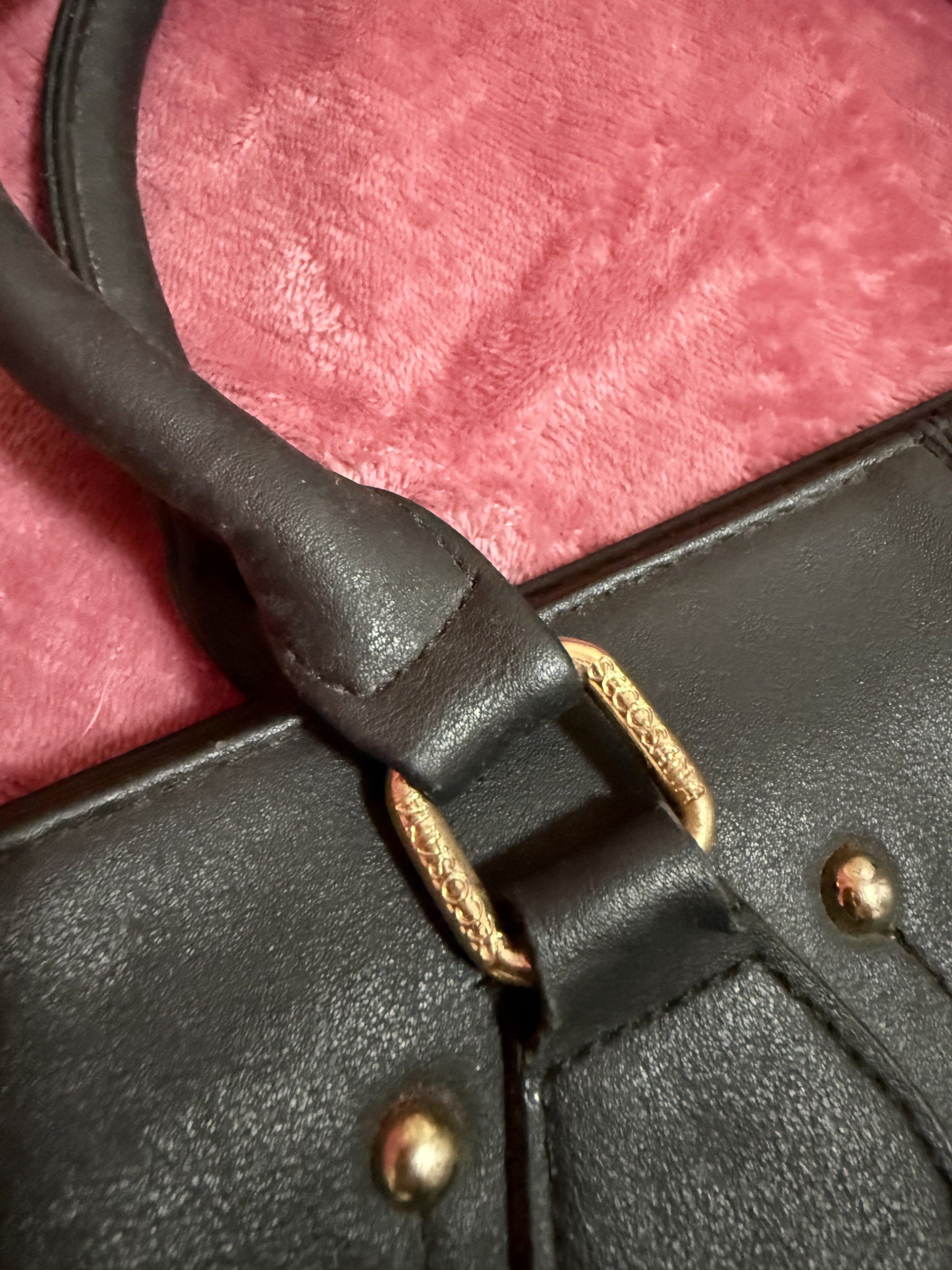 SECOSANA BLACK LEATHER SHOULDER AND SLING BAG (Category: Shoulder Bags) located in Quezon City. Submitted by frannecess (Listing ID 1418367196, Image 3). Description: 🌸FOR SALE🌸 SECOSANA BLACK LEATHER SHOULDER AND SLING BAG Working zippers Kasya ipad 10th/laptop Super good condition Gagamitin na lang Condition: 9.5/10 Loc: Pasong Tamo Quezon City.