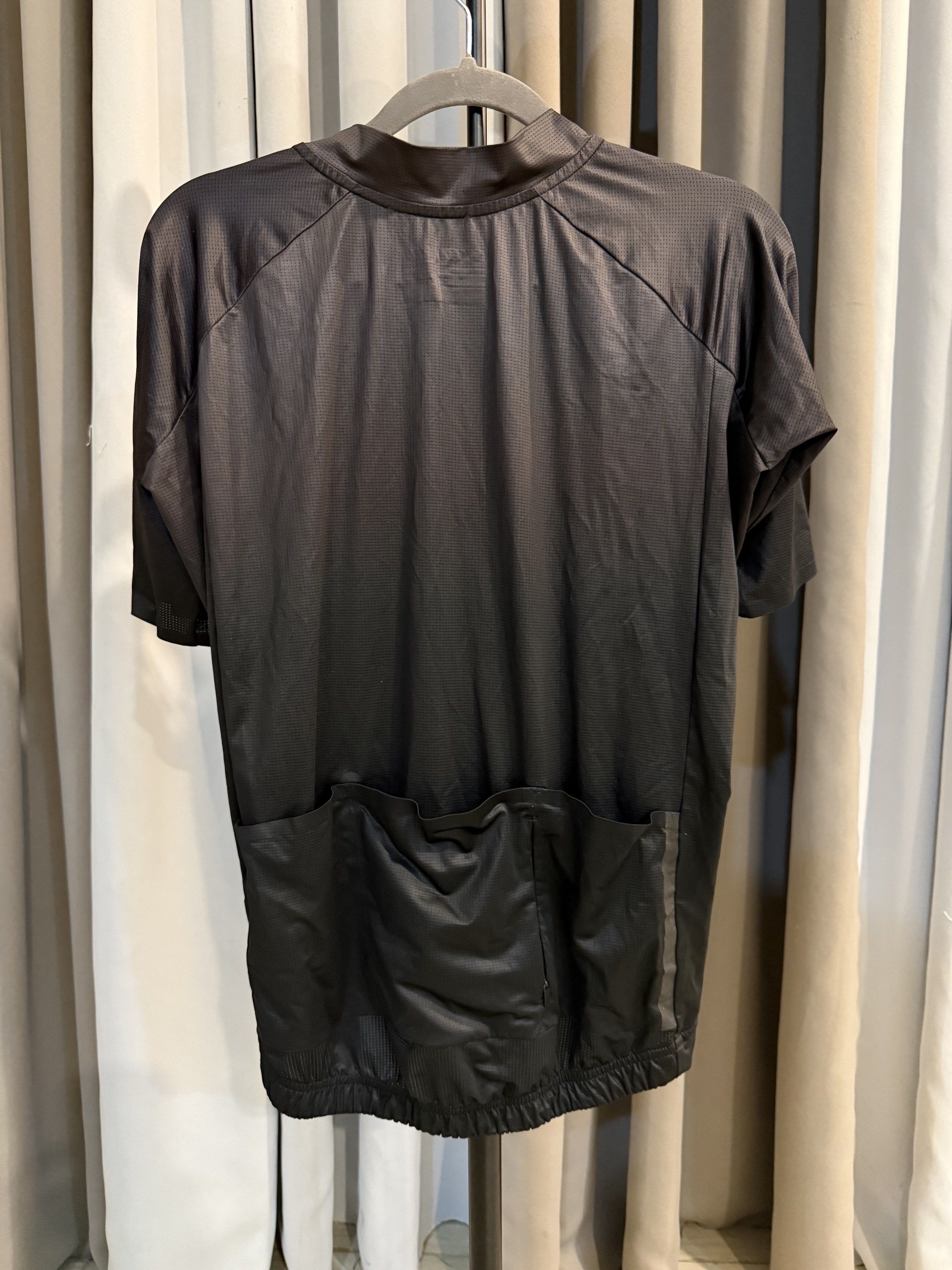Specialized SL Air Cycling Jersey (Category: Activewear) located in Bacolod City. Submitted by sunbird_collection (Listing ID 1418262778, Image 2). Description: Good as New. Fit is Large, the same as Assos, Rapha, Santini. .