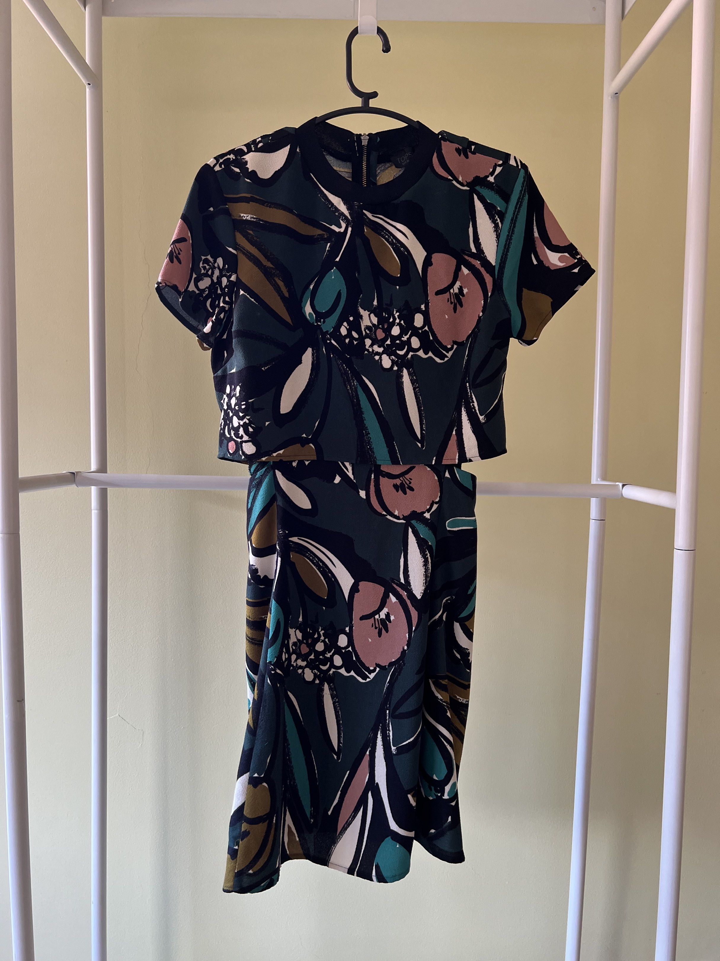 Topshop Green Printed Dress (Category: Dresses) located in Muntinlupa City. Submitted by maxgrcia (Listing ID 1418252056, Image 1). Description: Topshop Green Printed Dress - Size S / EU 36 - Tshirt design with small cutouts at waist - Extremely comfortable Condition — Lightly used RFS — Decluttering MOP: BPI, Gcash, Maya MOD: GGX, Lalamove.