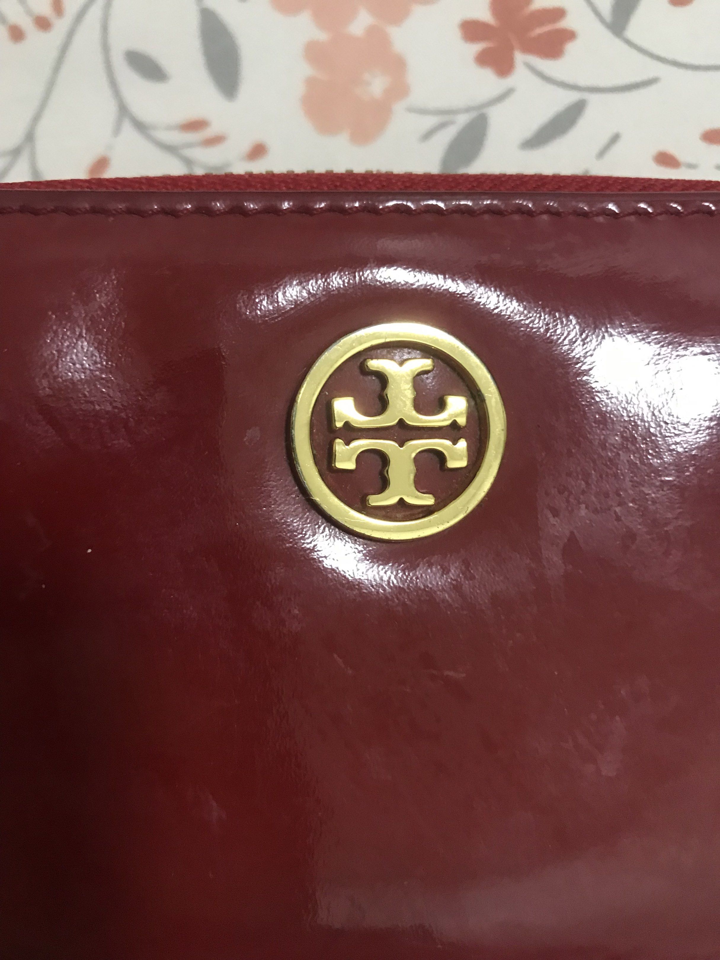 Tory Burch Micro wallet (Category: Luxury Bags & Wallets) located in Manila. Submitted by freshlemon58885 (Listing ID 1418273793, Image 3). Description: Japan Sourced YKK Zipper Patent leather Auth Clear tag de-reached Minor issue bubbles seen on photos.