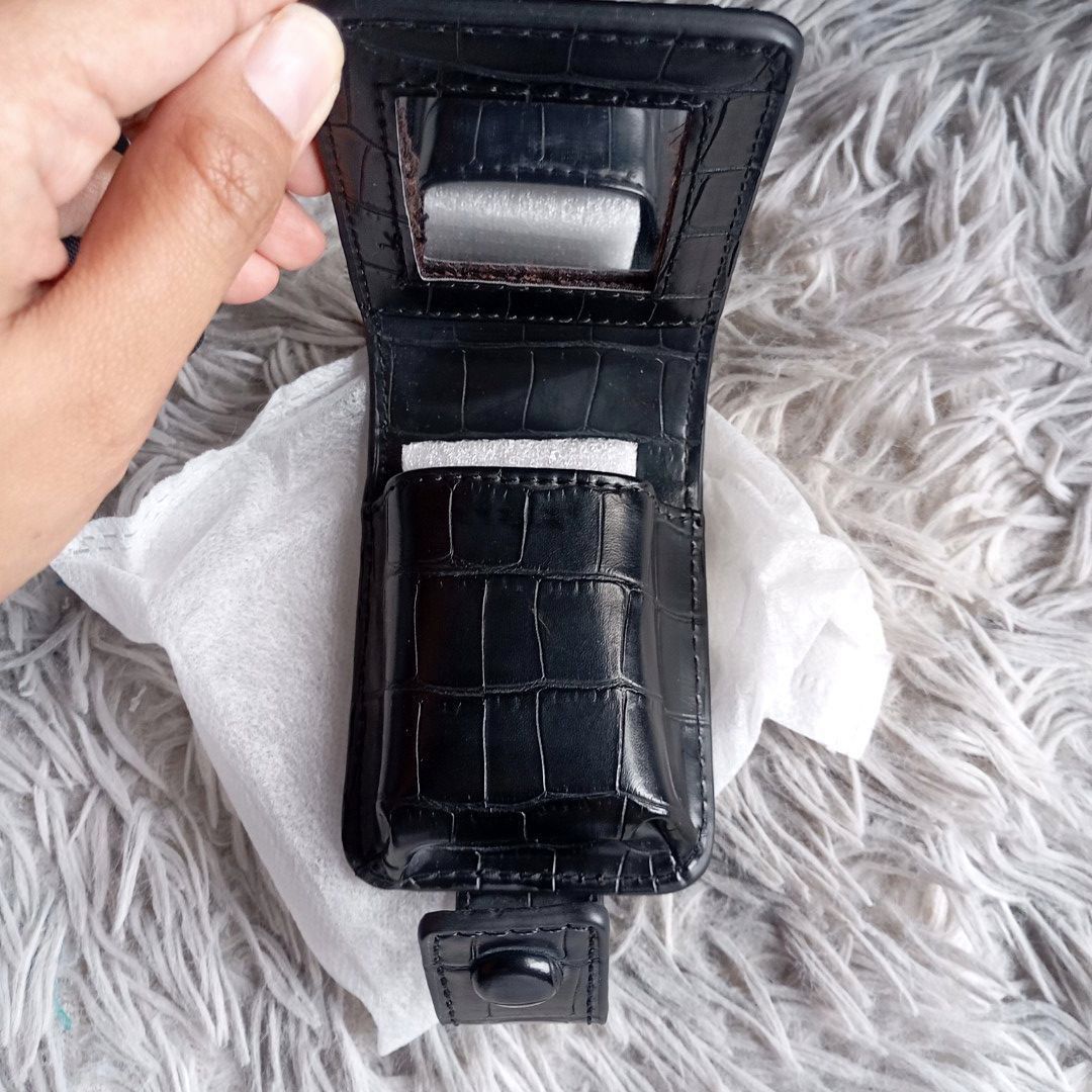 Travel compact lipstick with mirror (Category: Makeup) located in Quezon City. Submitted by an.marie (Listing ID 1342039472, Image 1). Description: BNEW sealed.