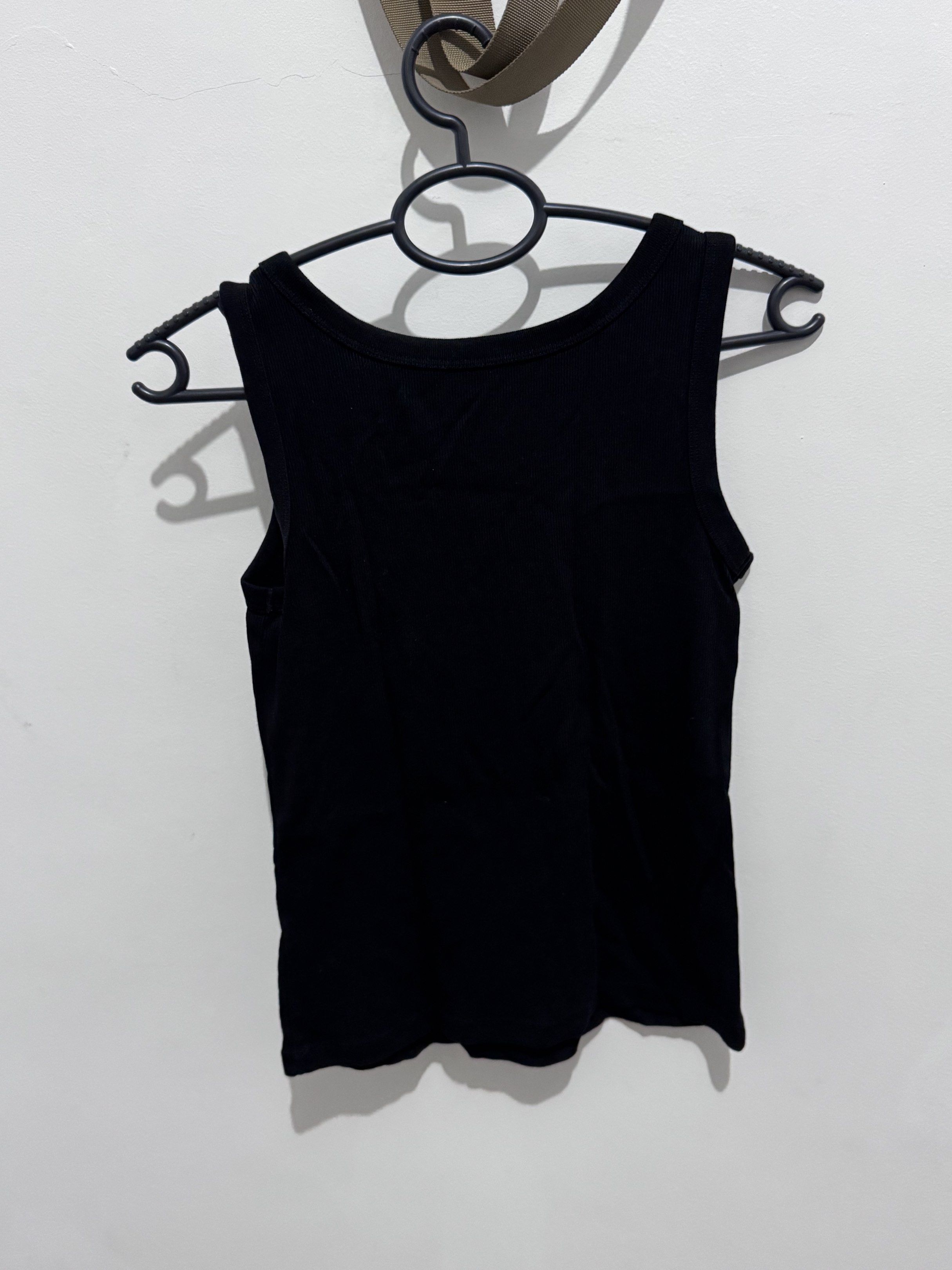 Uniqlo Ribbed Black Tank Top (Category: Sleeveless) located in Quezon City. Submitted by teleute (Listing ID 1418354432, Image 2). Description: Worn 1-2x only. no damages whatsoever rfs: decluttering.