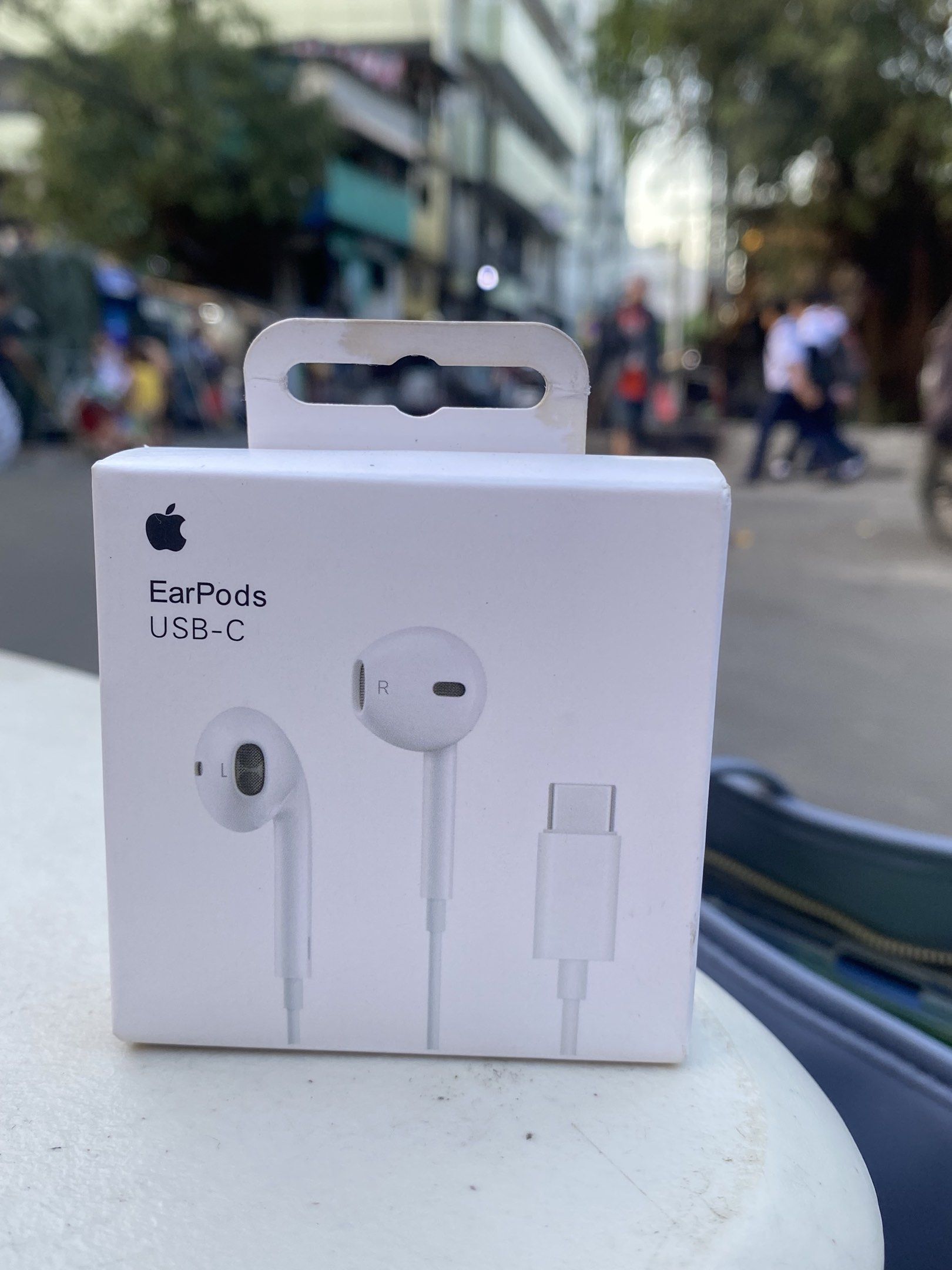 USB-C EARPODS (Category: Headphones & Headsets) located in Manila. Submitted by dimple162 (Listing ID 1418306087, Image 1). Description: .