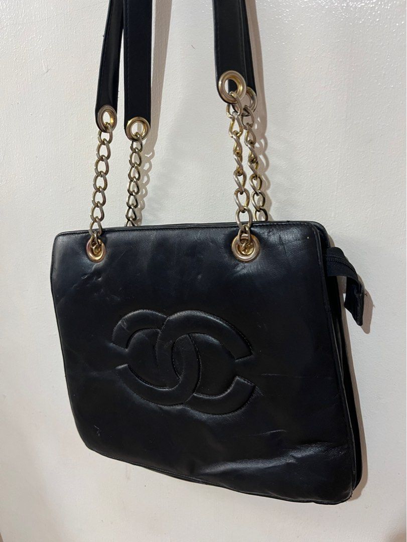 Vintage Chanel (Category: Luxury Bags & Wallets) located in Davao. Submitted by rel18 (Listing ID 1418222607, Image 2). Description: Vintage Chanel Good Condition Minimal Rubs Need Clean .