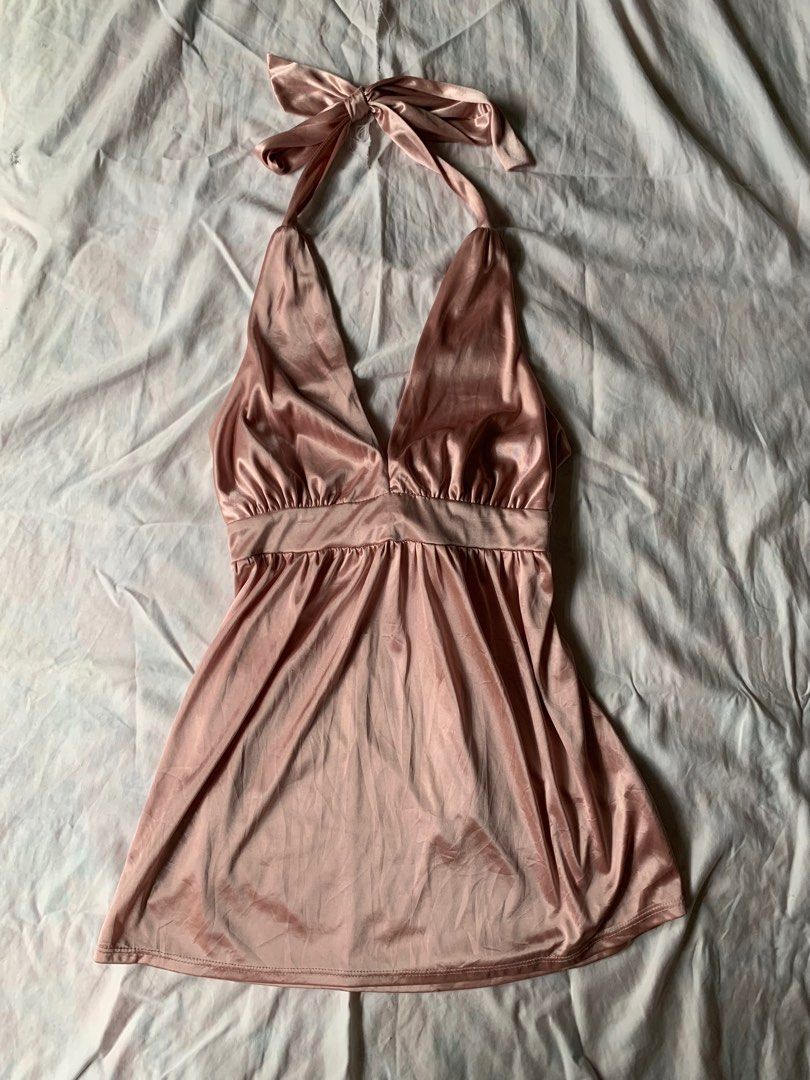 Vintage Forever 21 Silk Halter Top (Category: Sleeveless) located in Taguig. Submitted by prelovedbynette (Listing ID 1418241114, Image 2). Description: No when worn Size S-M 14x24 inches laid flat Not stretchable With tie (back/front) Double lined (bust area) .