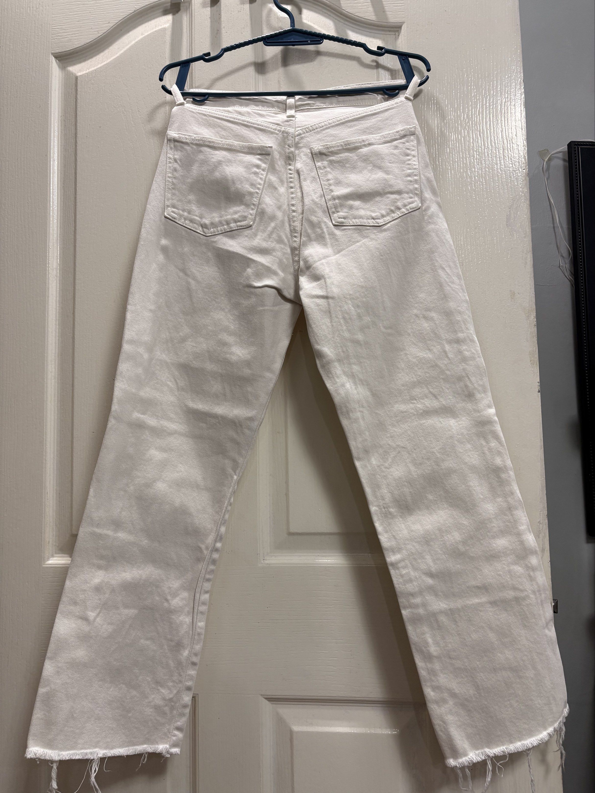 White zara jeans (Category: Jeans) located in Manila. Submitted by multivers.closet (Listing ID 1418386885, Image 2). Description: .
