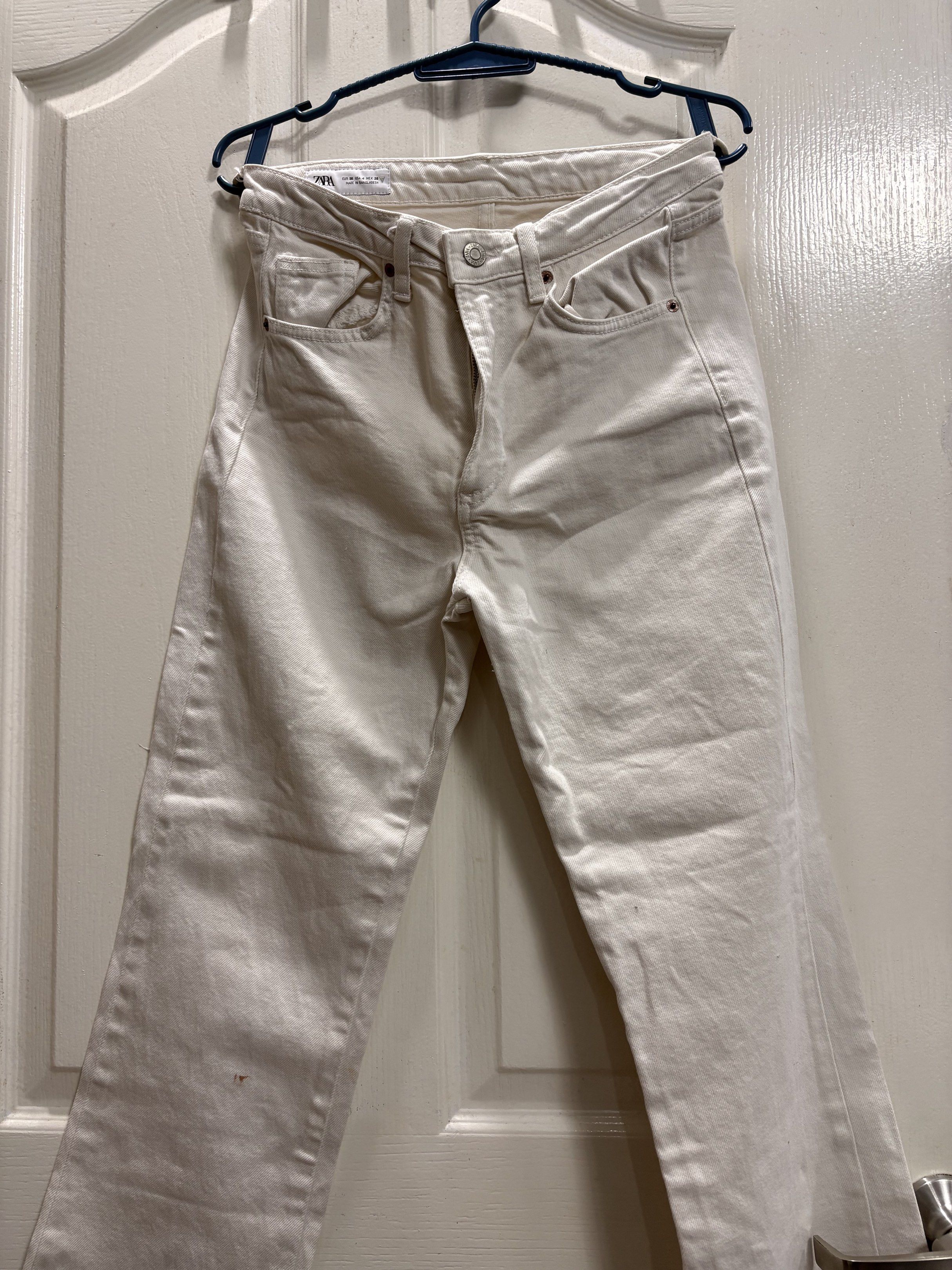 White zara jeans (Category: Jeans) located in Manila. Submitted by multivers.closet (Listing ID 1418386885, Image 1). Description: .