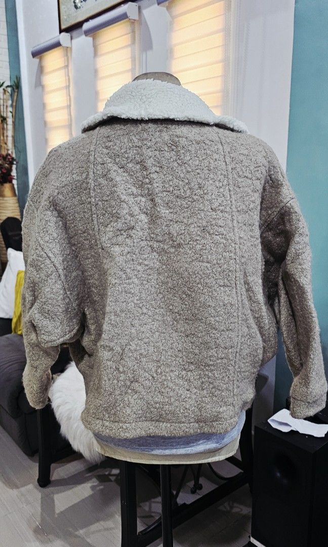 Wool crop jacket (Category: Coats, Jackets and Outerwear) located in Cainta. Submitted by houseofseconds (Listing ID 1418216662, Image 3). Description: wool jacket with satin lining..decluttering.perfect for winter outfit.No issue.