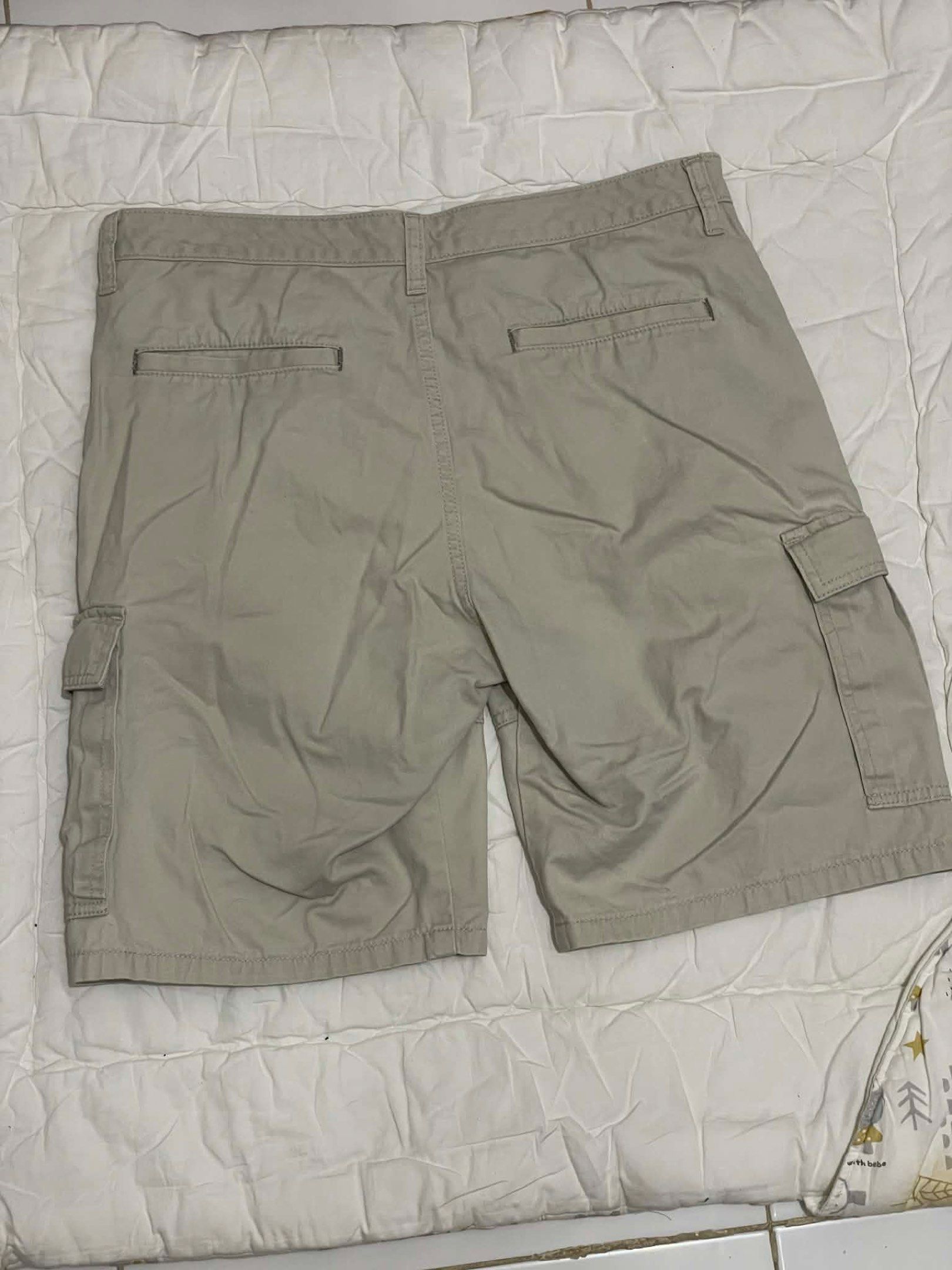 Wrangler Cargo Shorts - Size 32 (Category: Shorts) located in San Juan City. Submitted by earlitoooo (Listing ID 1418348666, Image 2). Description: - Wrangler cargo shorts - Neutral beige color - Size 32 - Made of 100% cotton - Multiple pockets for storage - Made in Vietnam - Wrangler logo visible - Perfect for casual wear Negotiable. Pm lang .