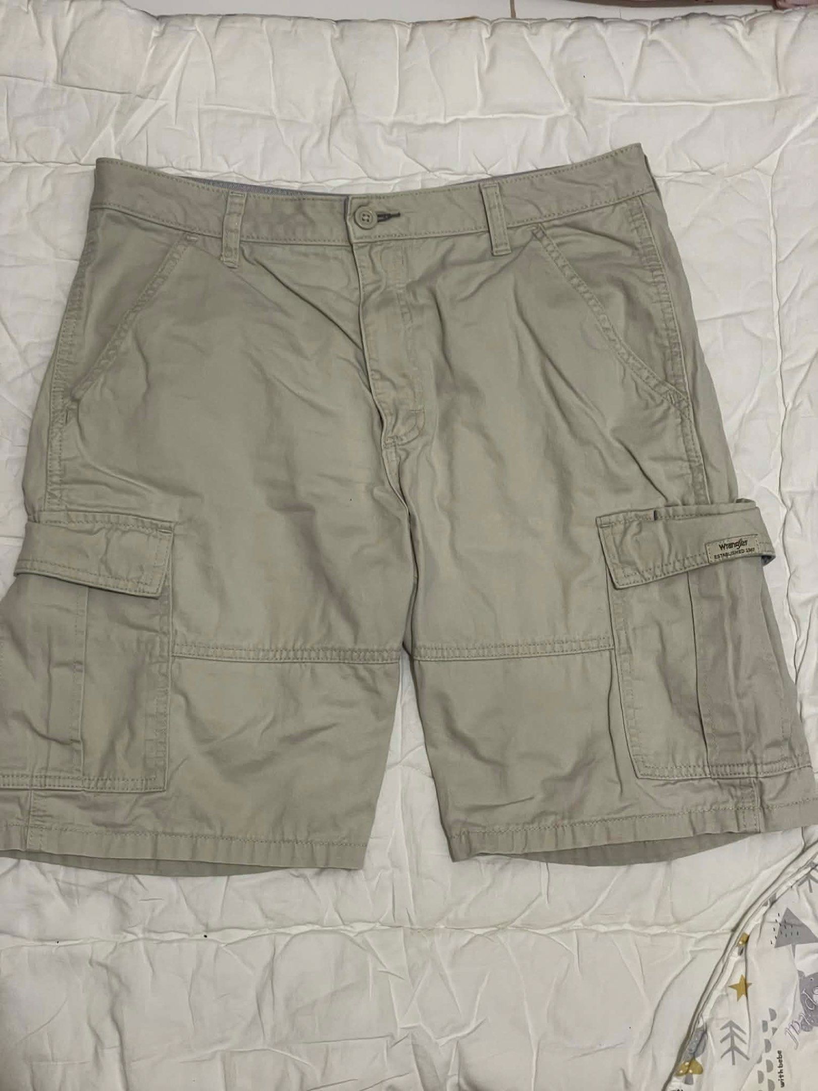 Wrangler Cargo Shorts - Size 32 (Category: Shorts) located in San Juan City. Submitted by earlitoooo (Listing ID 1418348666, Image 3). Description: - Wrangler cargo shorts - Neutral beige color - Size 32 - Made of 100% cotton - Multiple pockets for storage - Made in Vietnam - Wrangler logo visible - Perfect for casual wear Negotiable. Pm lang .