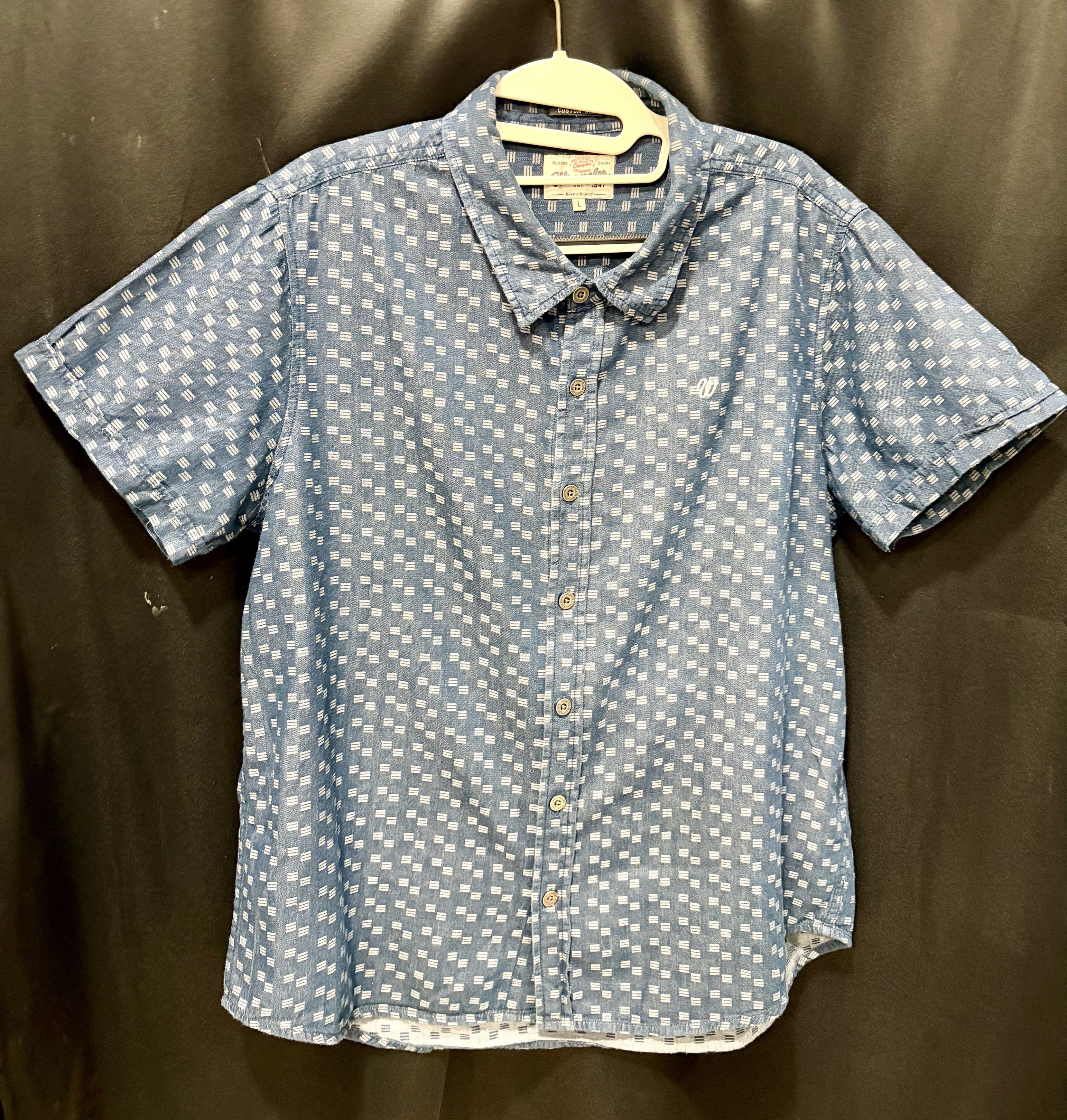 Wrangler Short Sleeve (Category: Tshirts & Polo Shirts ) located in Quezon City. Submitted by masterjami (Listing ID 1418278971, Image 1). Description: - Wrangler short sleeve shirt - Button-down front - Collared neckline - Size: Large.
