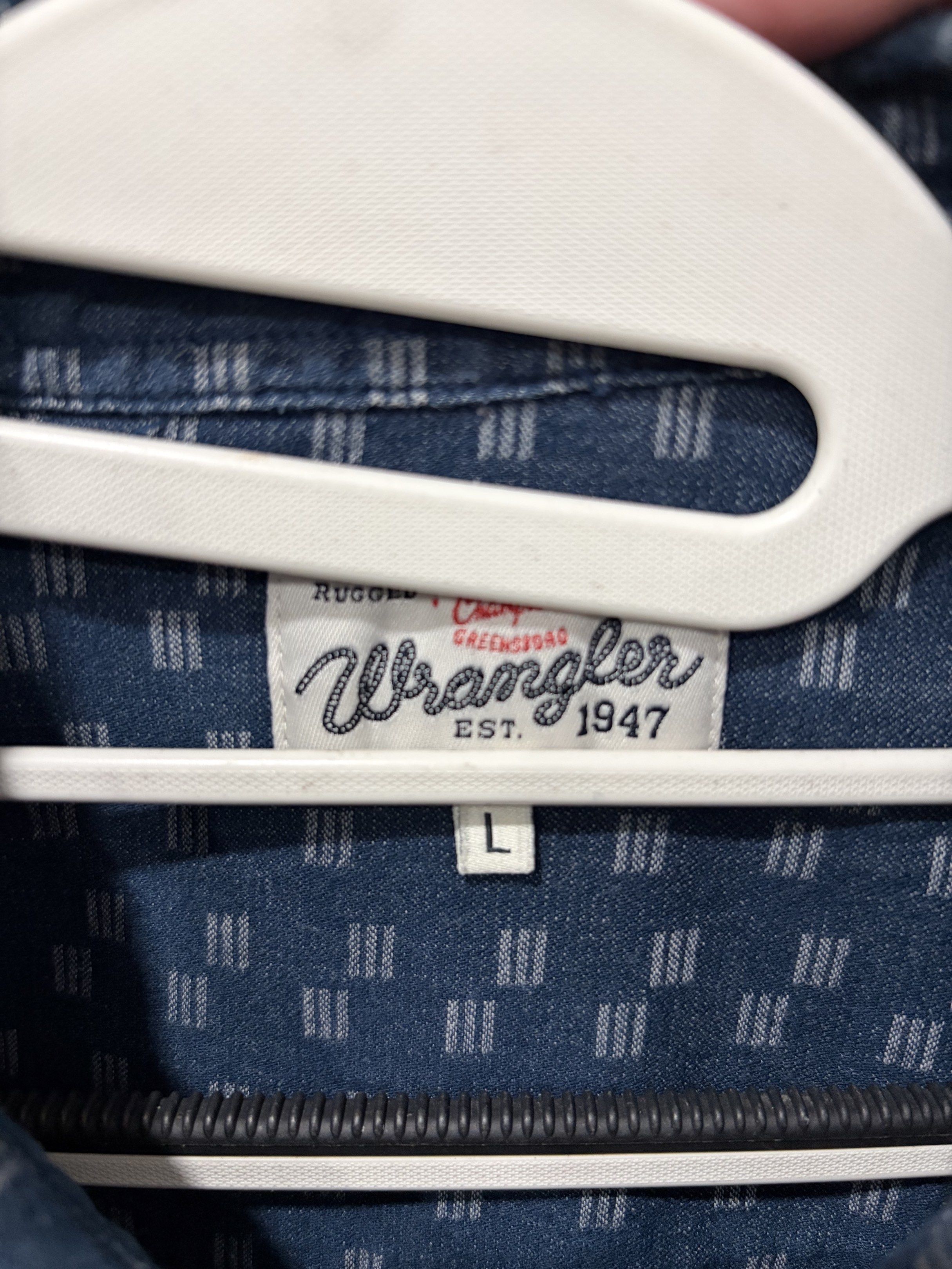 Wrangler Short Sleeve (Category: Tshirts & Polo Shirts ) located in Quezon City. Submitted by masterjami (Listing ID 1418278971, Image 2). Description: - Wrangler short sleeve shirt - Button-down front - Collared neckline - Size: Large.